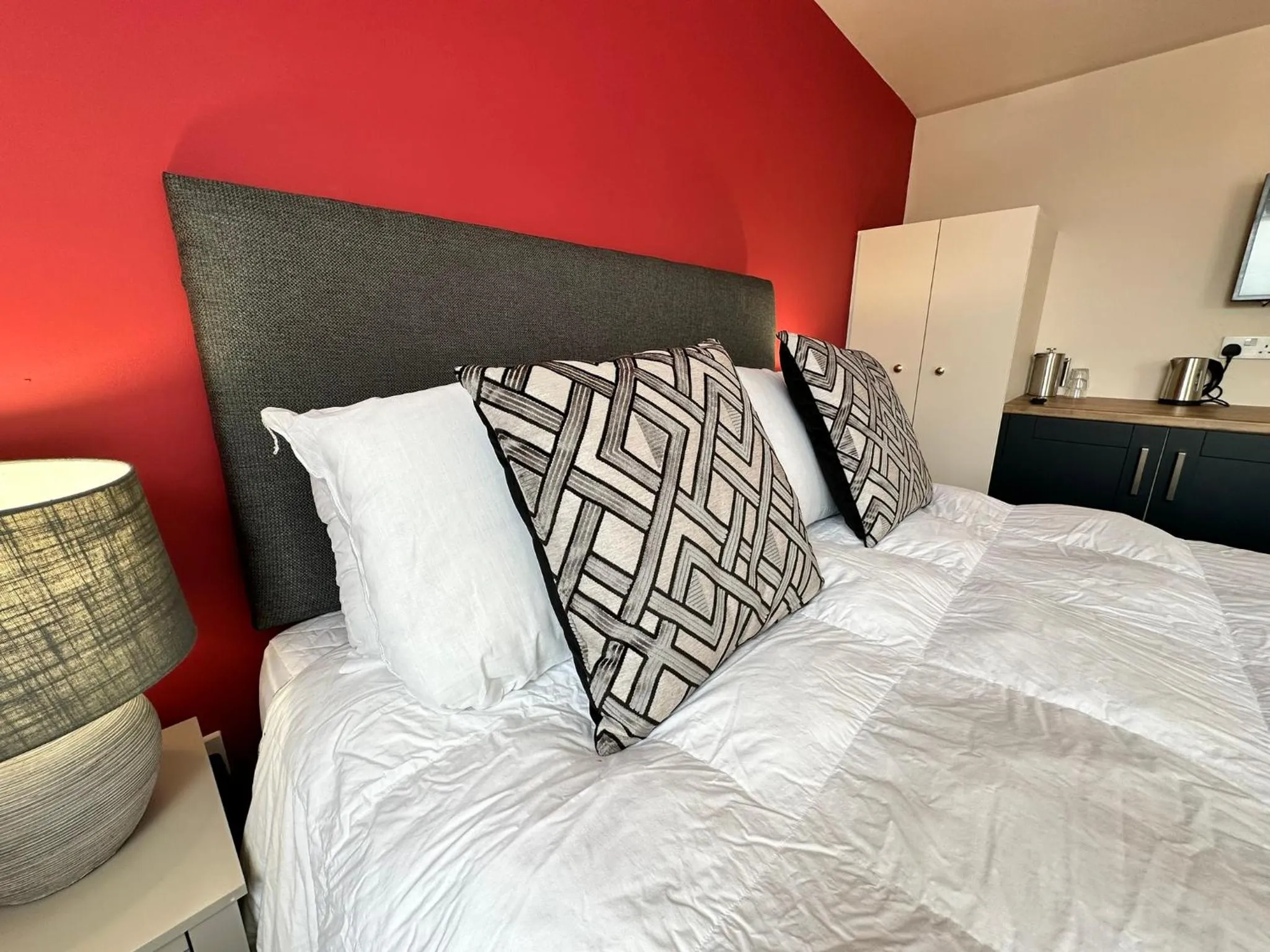 Bed in The Prince Albert Pub & Hotel with onsite FREE PARKING 2 minutes from Legoland