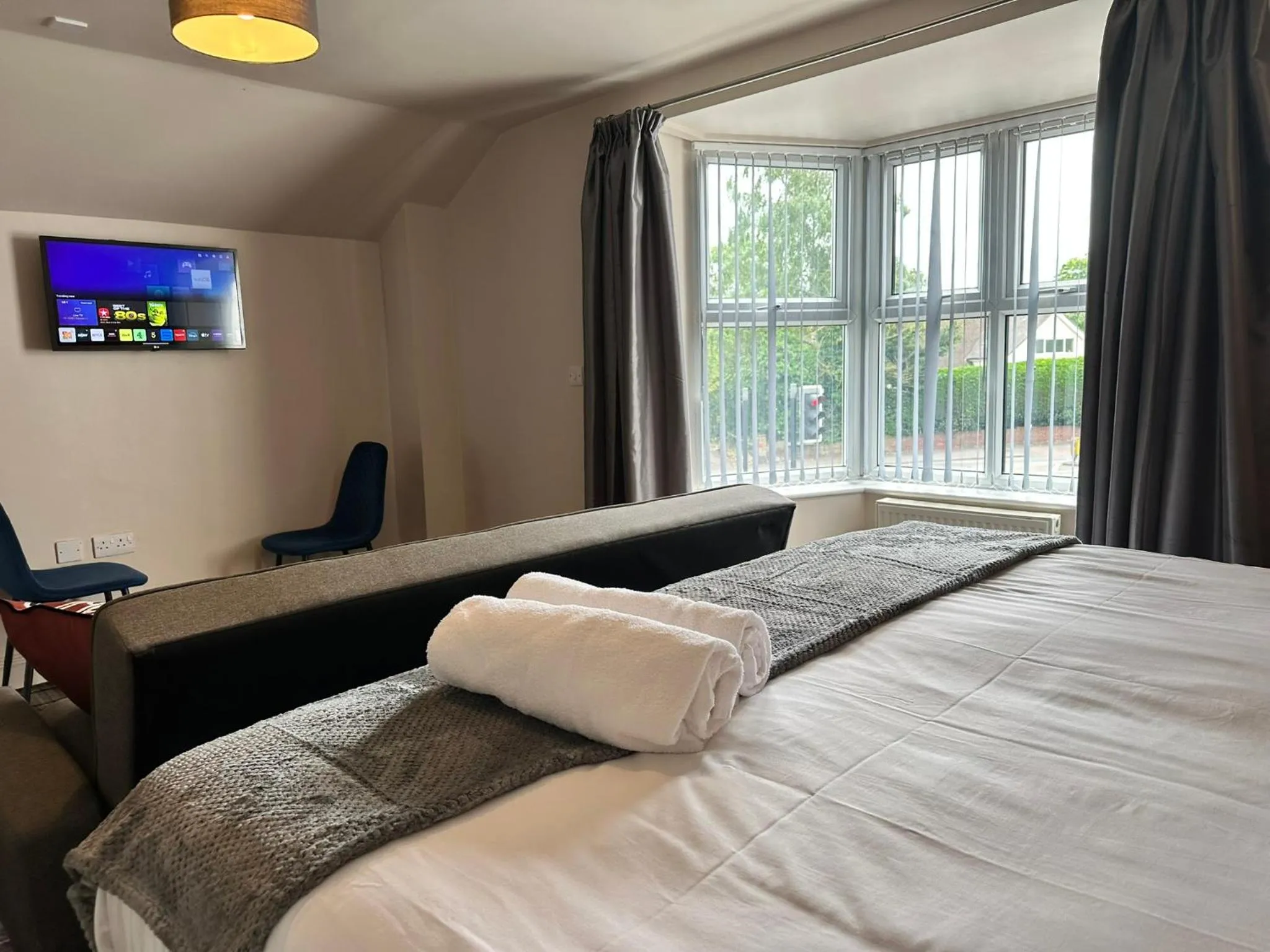 Bed in The Prince Albert Pub & Hotel with onsite FREE PARKING 2 minutes from Legoland