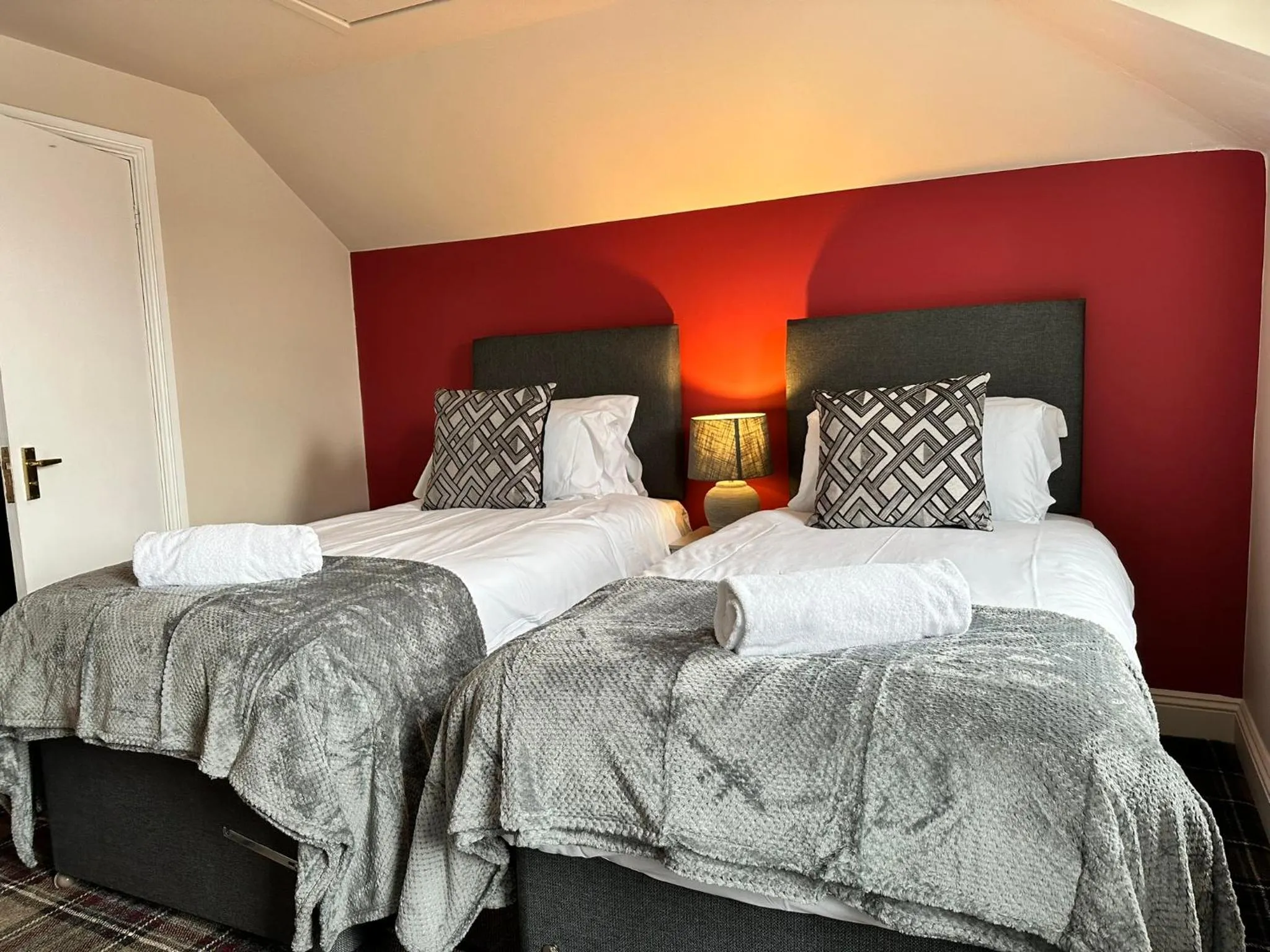Bed in The Prince Albert Pub & Hotel with onsite FREE PARKING 2 minutes from Legoland