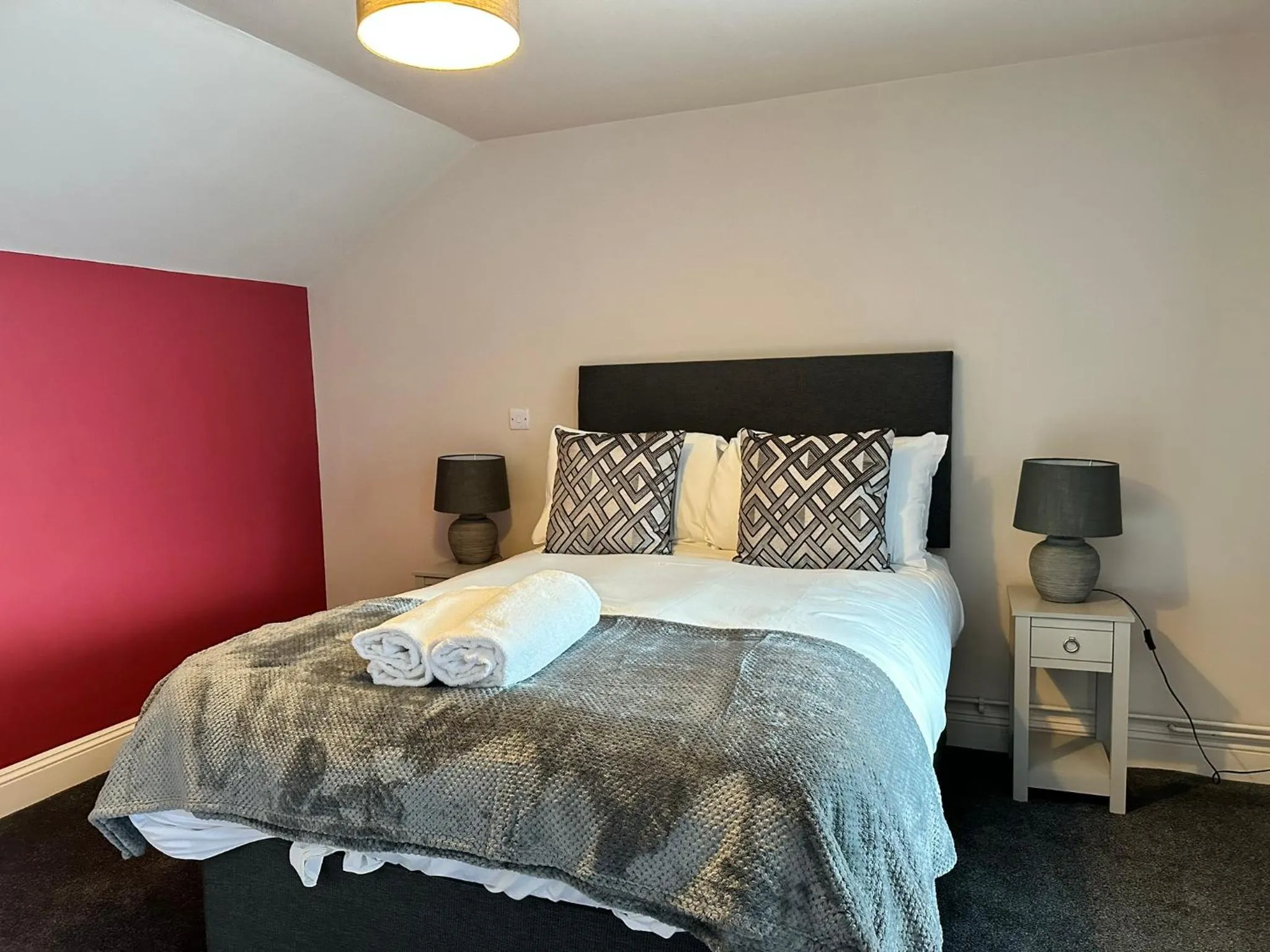 Bed in The Prince Albert Pub & Hotel with onsite FREE PARKING 2 minutes from Legoland