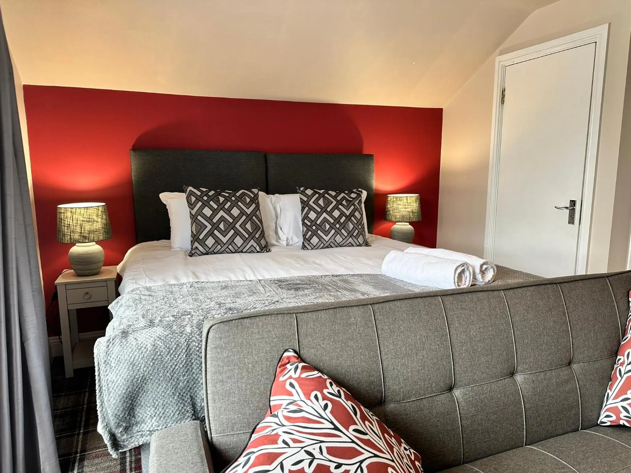 Bedroom, Bed in The Prince Albert Pub & Hotel with onsite FREE PARKING 2 minutes from Legoland