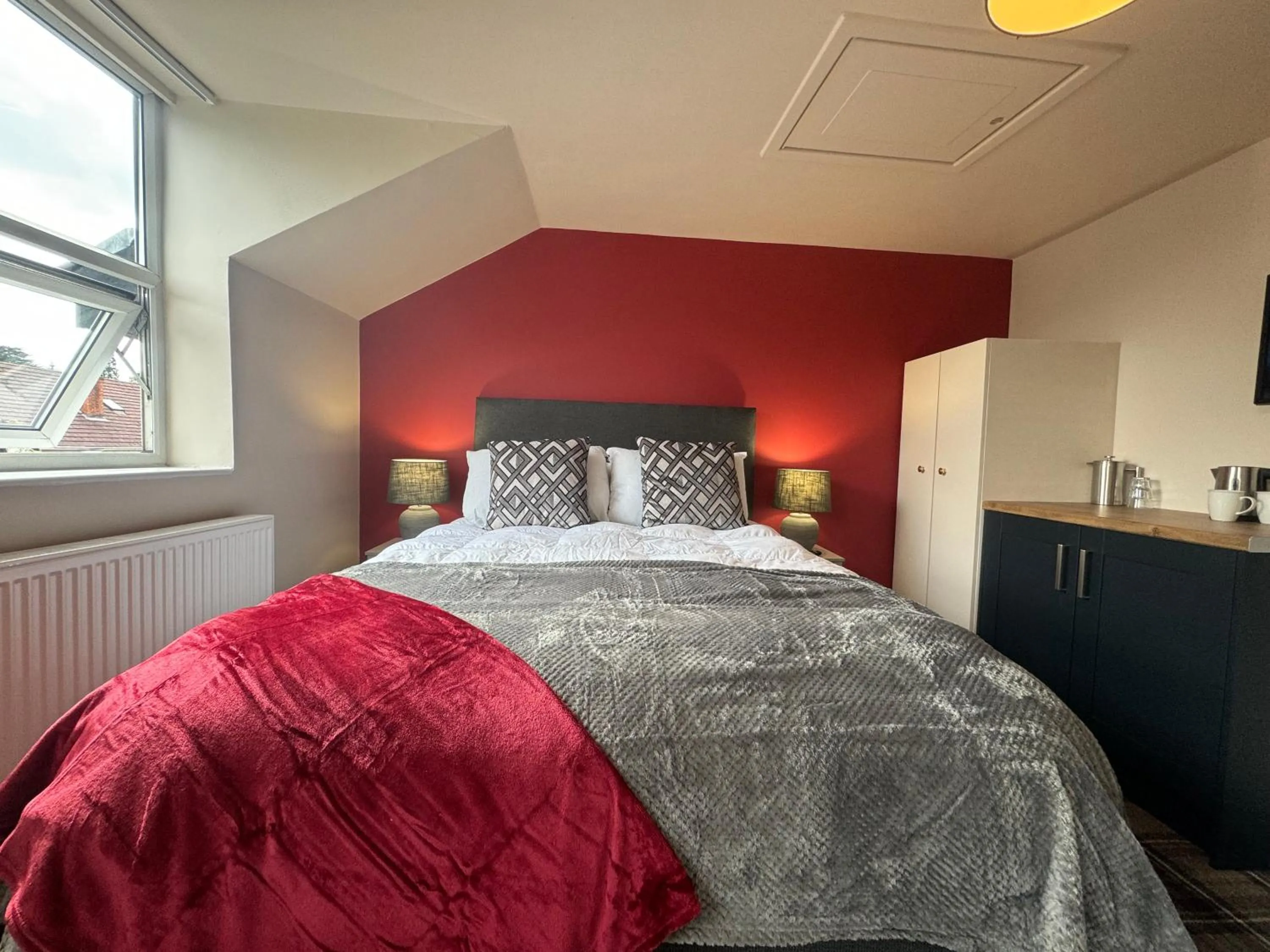 Bed in The Prince Albert Pub & Hotel with onsite FREE PARKING 2 minutes from Legoland