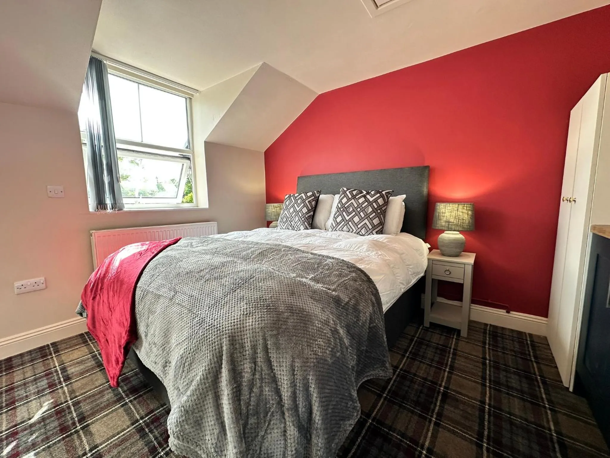 Bed in The Prince Albert Pub & Hotel with onsite FREE PARKING 2 minutes from Legoland