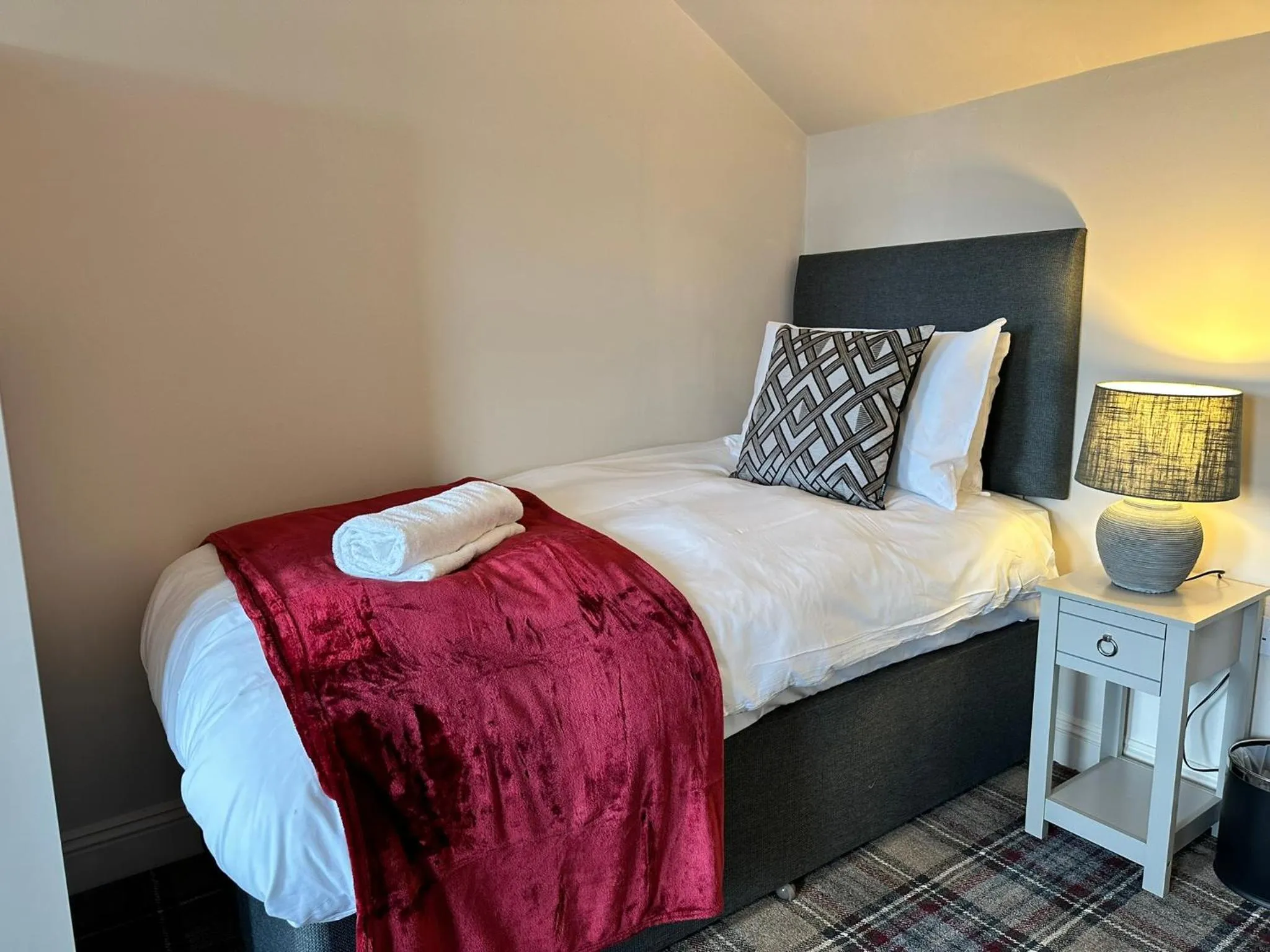 Bed in The Prince Albert Pub & Hotel with onsite FREE PARKING 2 minutes from Legoland