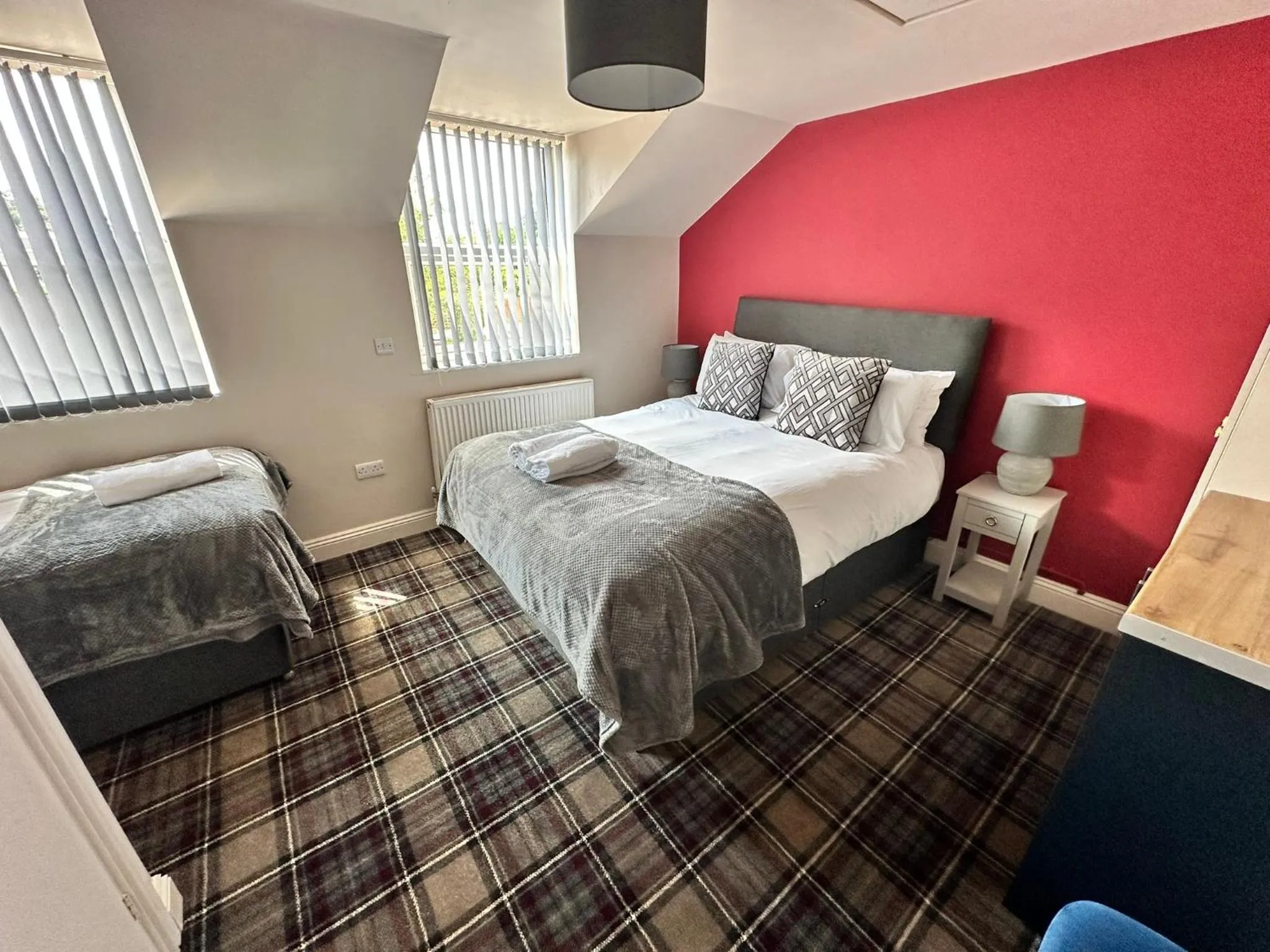 Bed in The Prince Albert Pub & Hotel with onsite FREE PARKING 2 minutes from Legoland