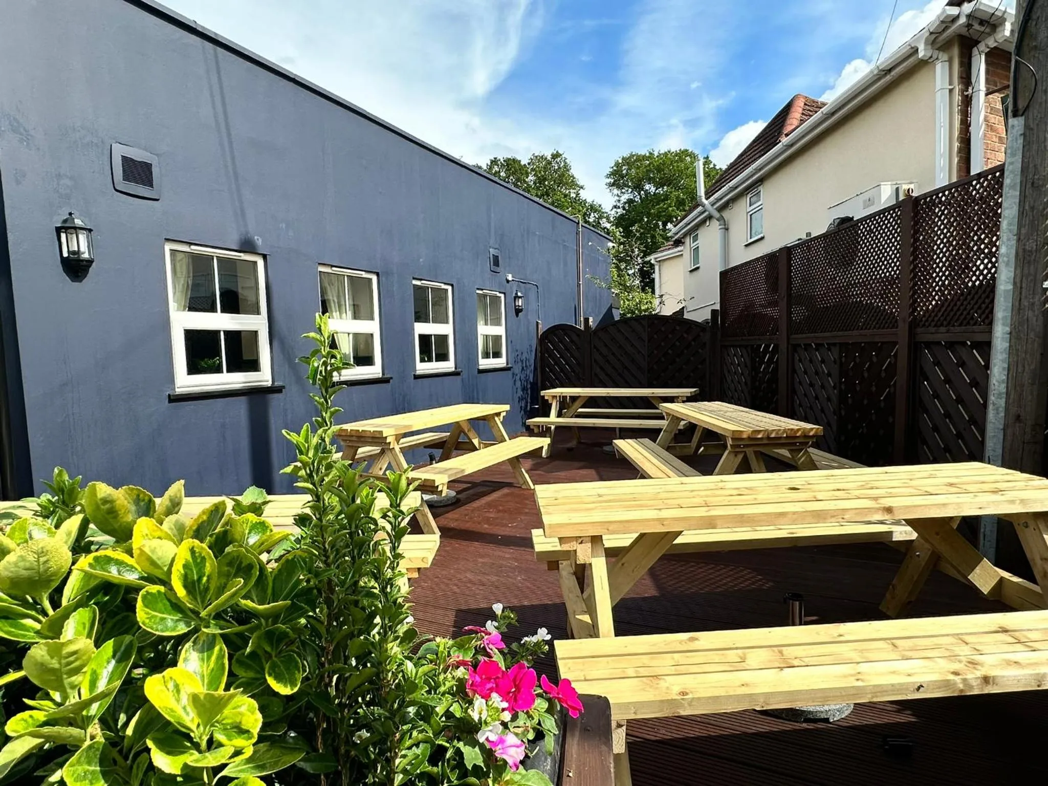 Property building in The Prince Albert Pub & Hotel with onsite FREE PARKING 2 minutes from Legoland