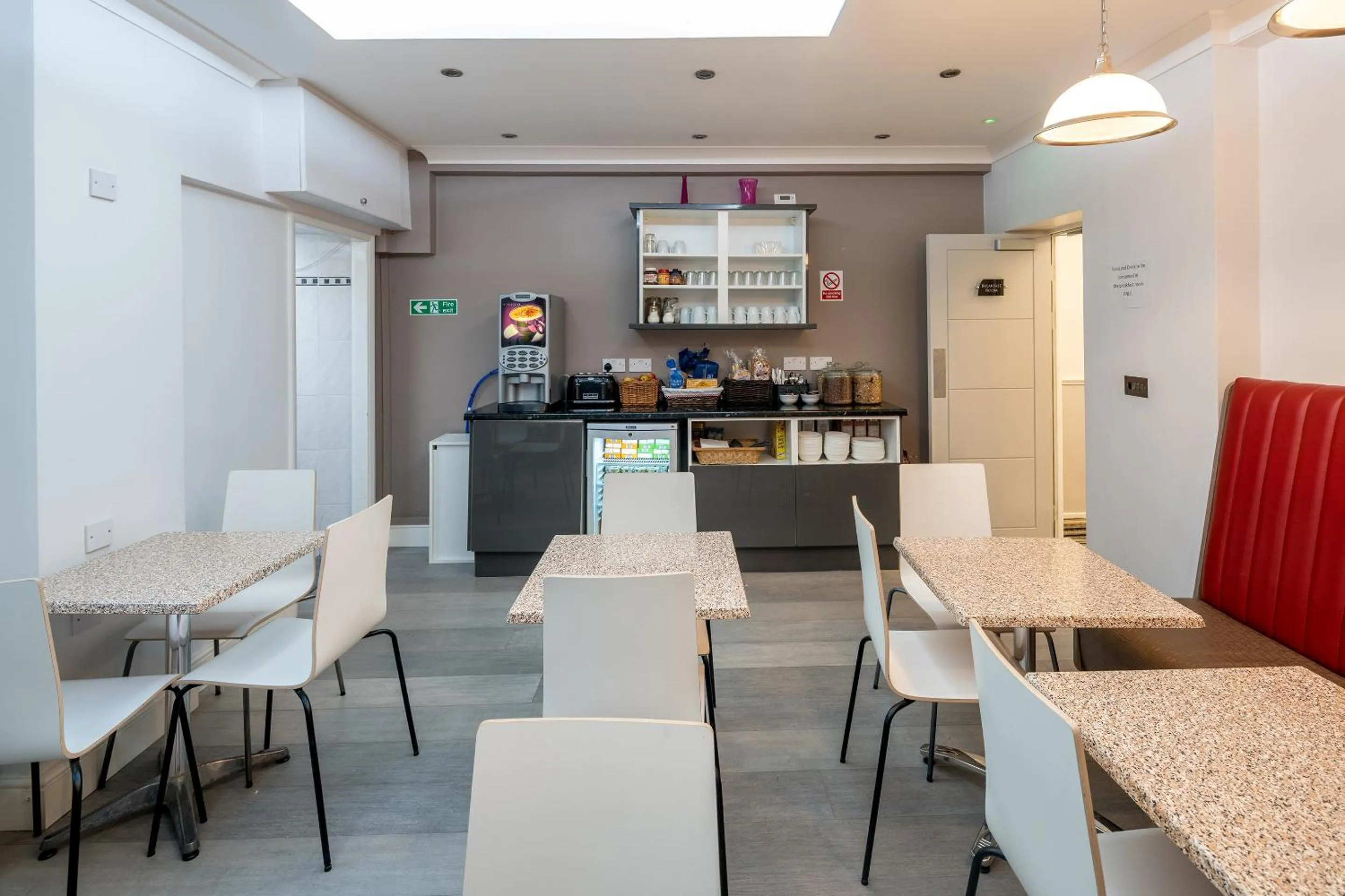 Restaurant/places to eat in OYO Bakers Hotel London Victoria