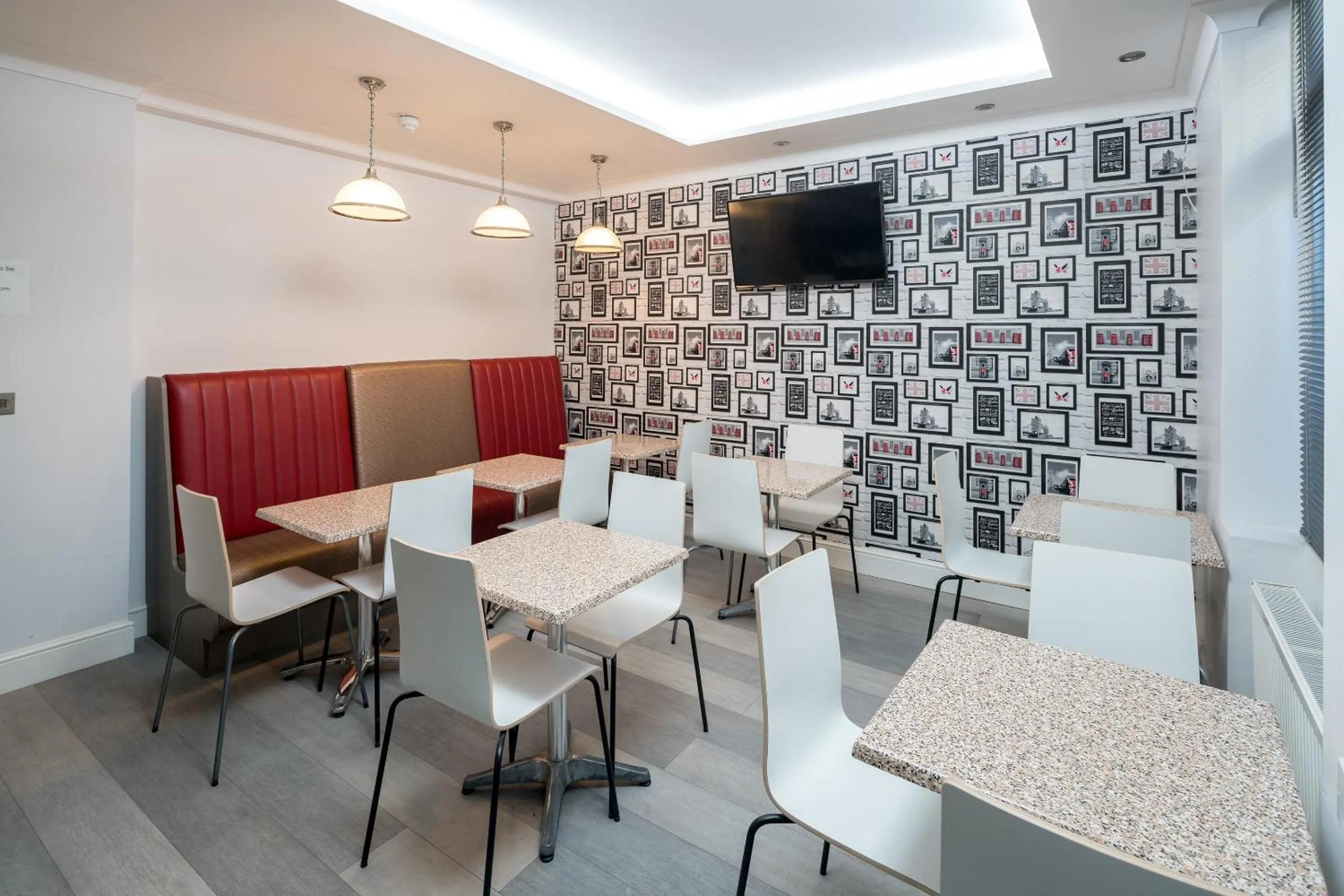 Restaurant/places to eat in OYO Bakers Hotel London Victoria