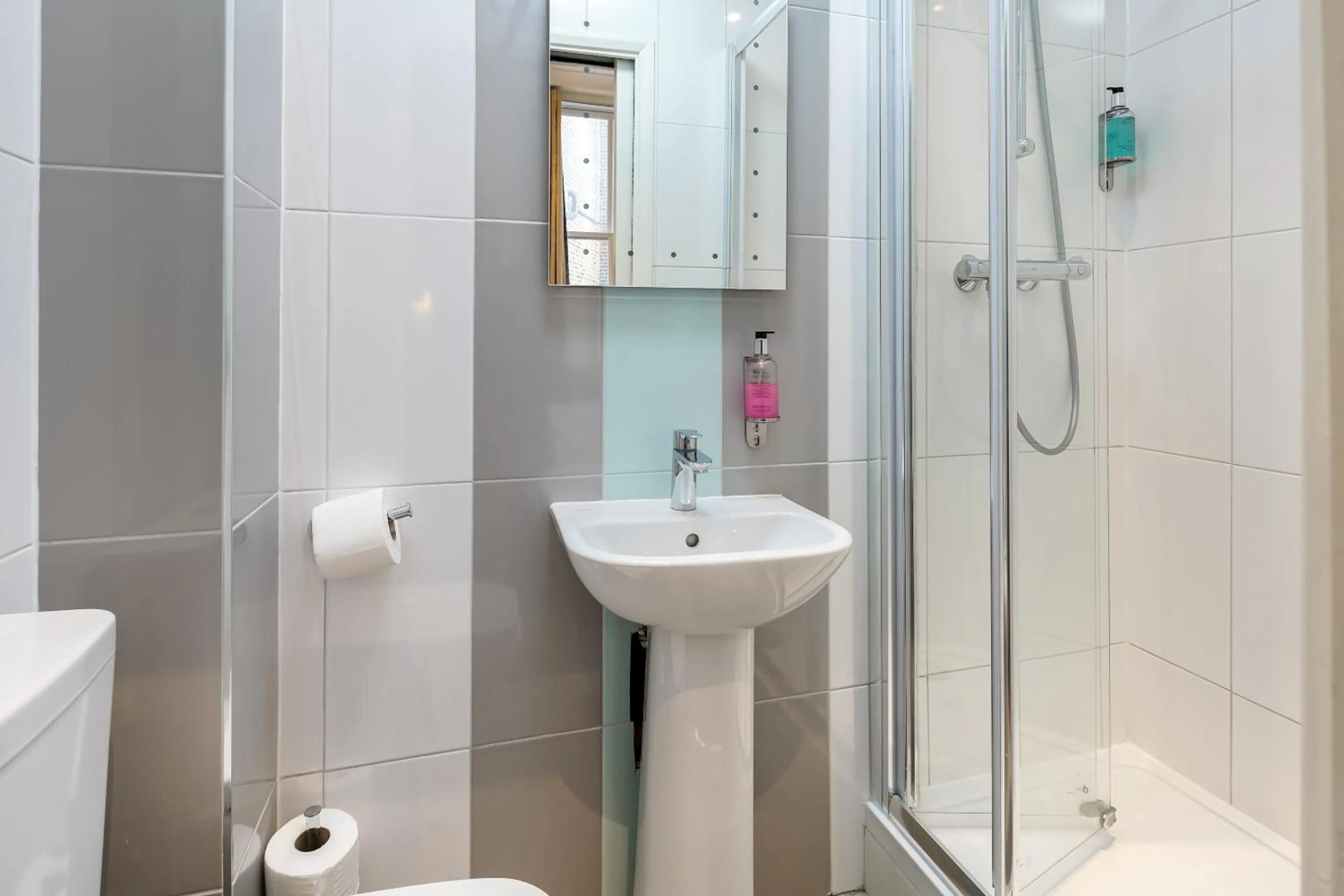 Bathroom in OYO Bakers Hotel London Victoria