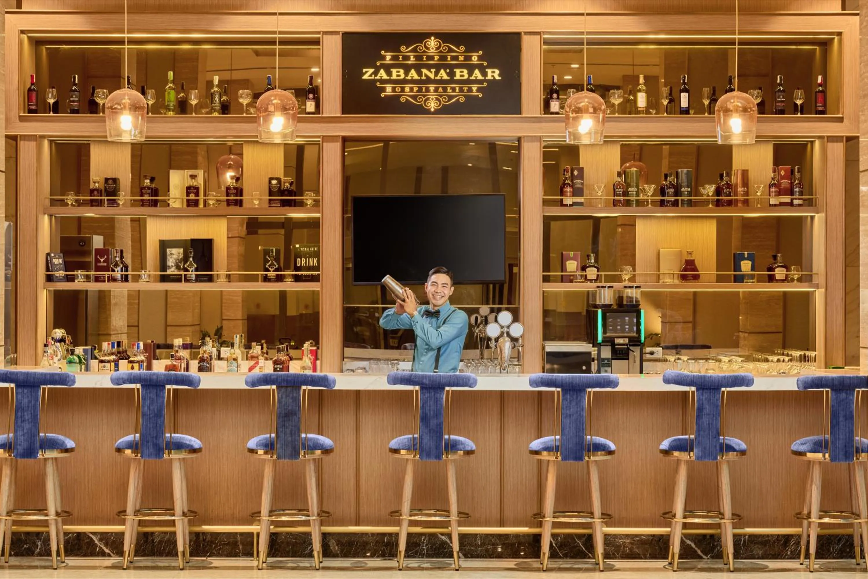 Lounge or bar in Grand Westside Manila Bay