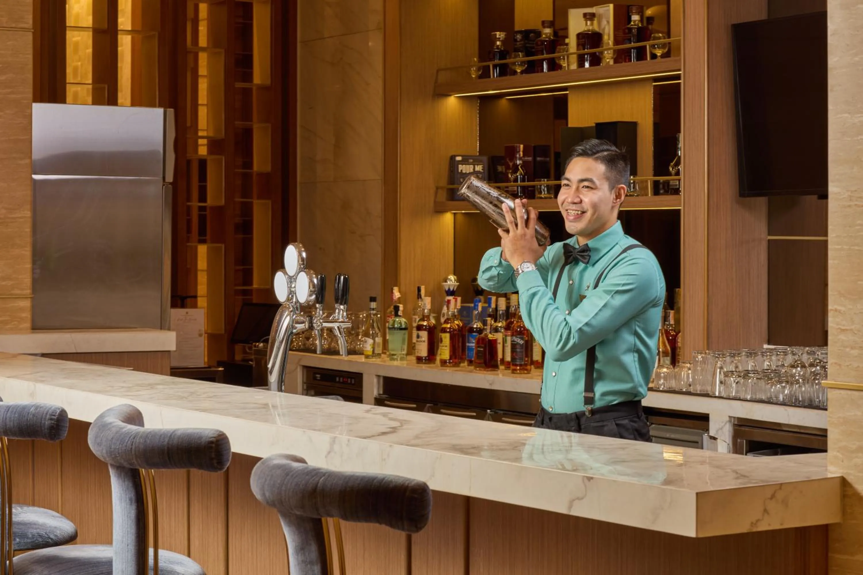 Lounge or bar in Grand Westside Manila Bay