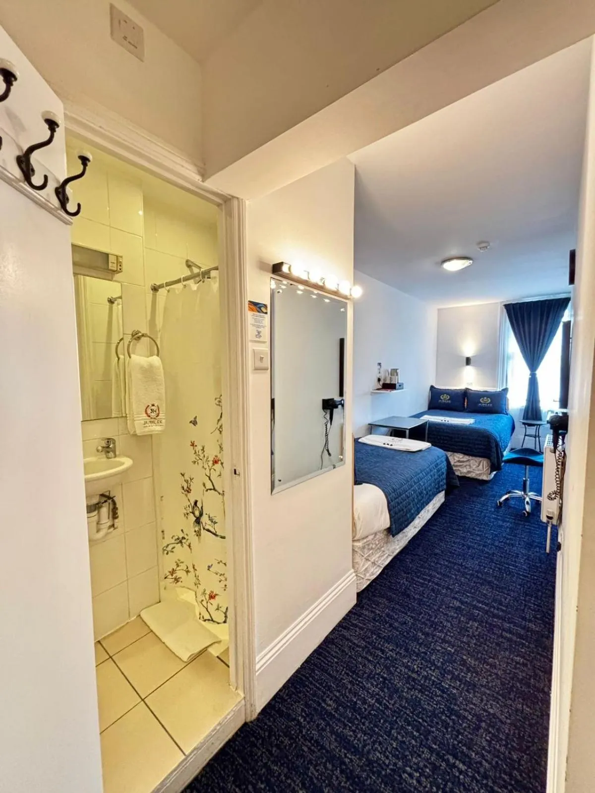 Shower, Bed in Jubilee Hotel Victoria