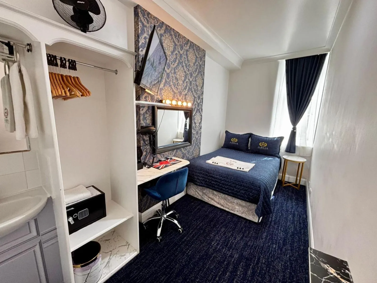 Bed in Jubilee Hotel Victoria