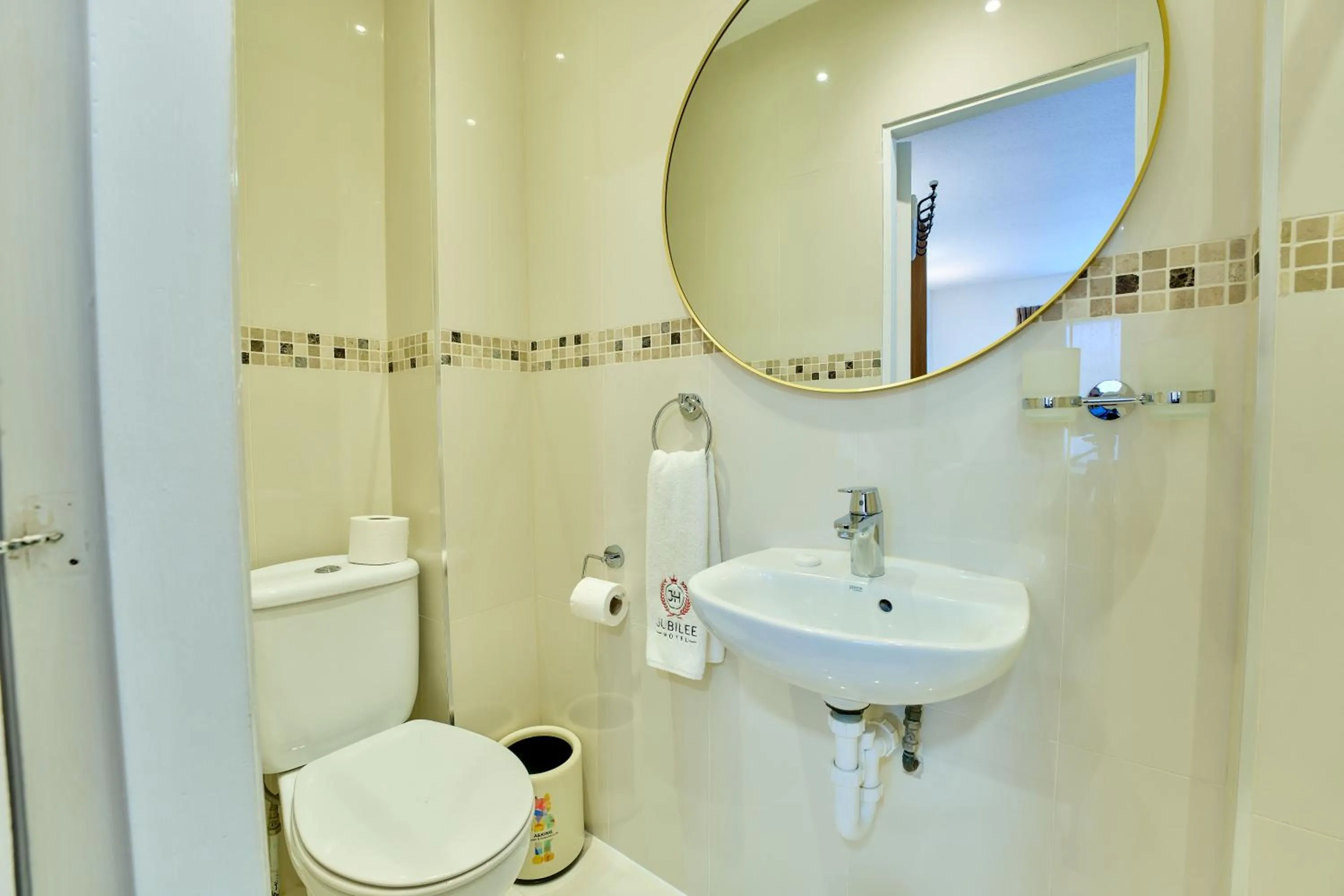 Shower in Jubilee Hotel Victoria