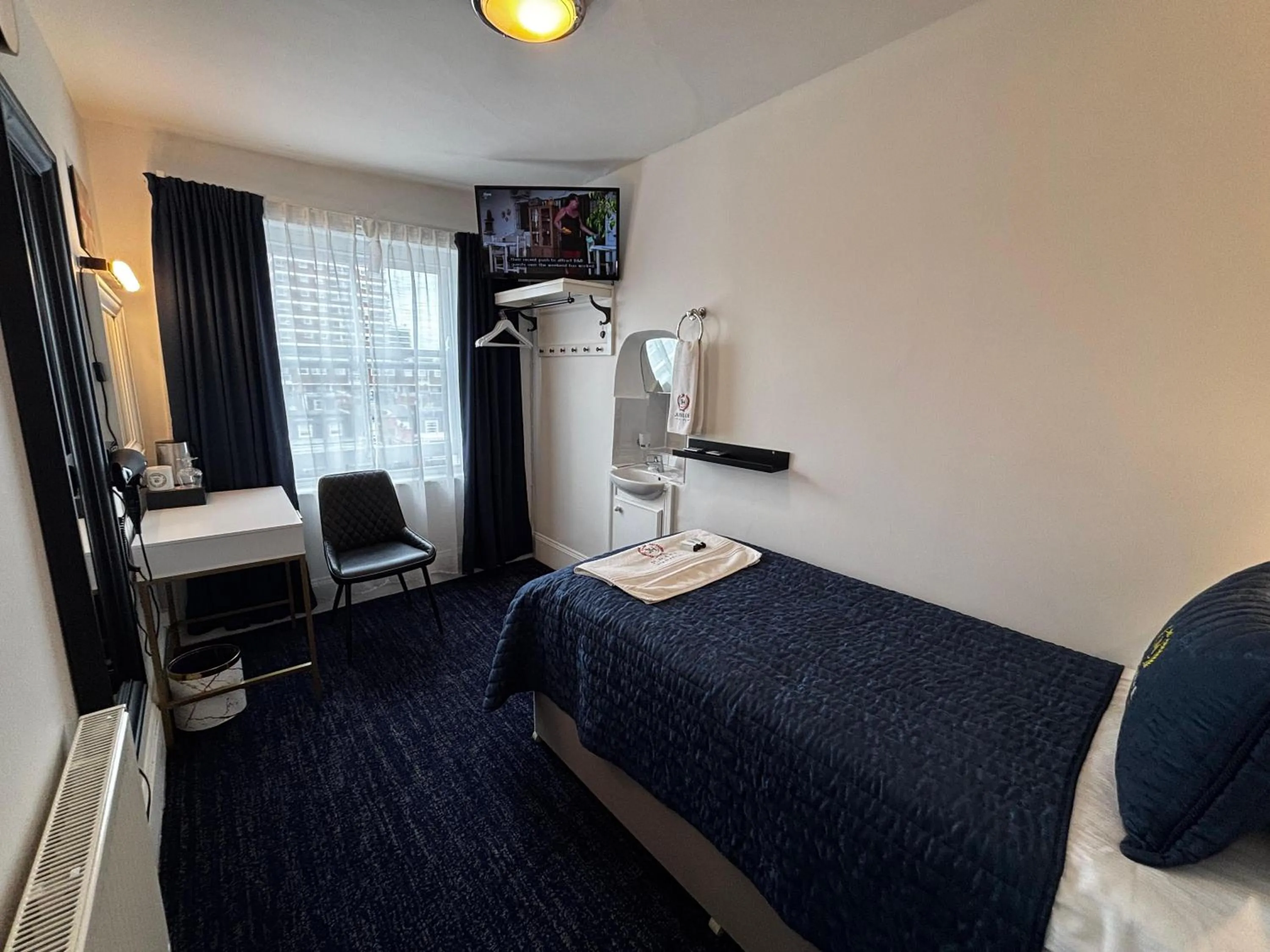 Bed in Jubilee Hotel Victoria