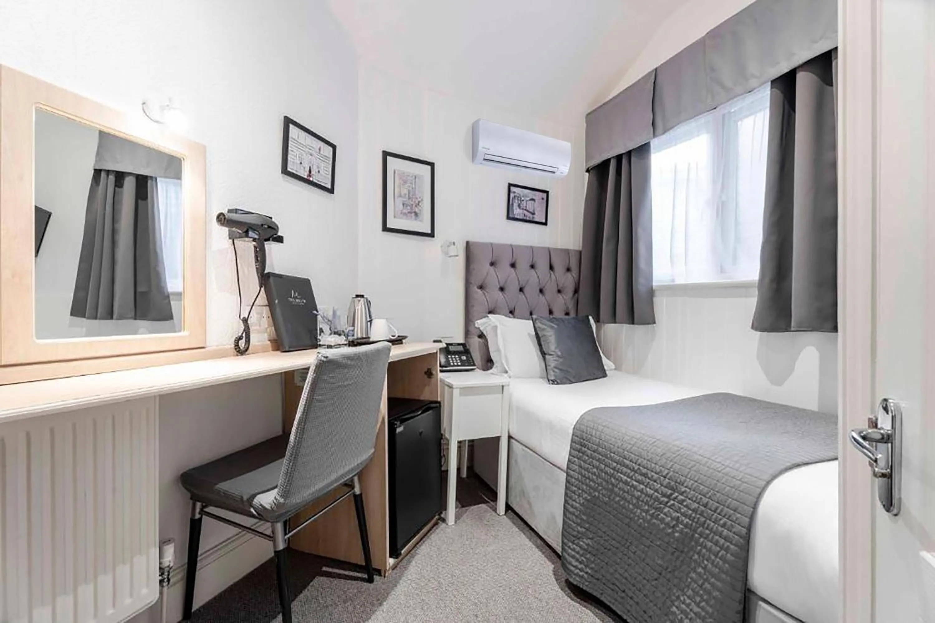 Coffee/tea facilities, Bed in The Melita