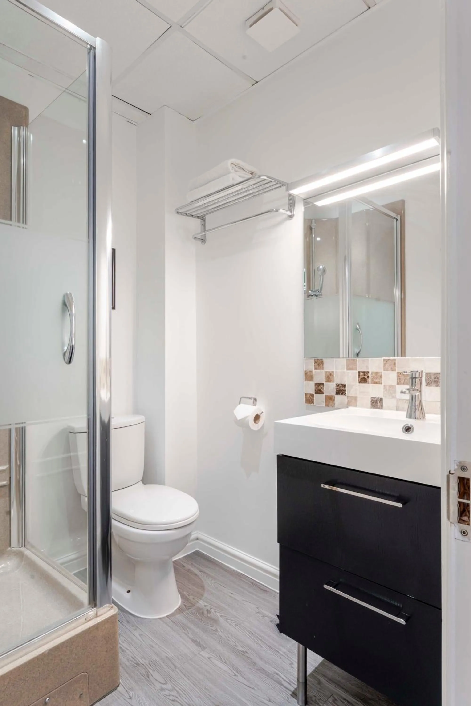 Shower in The Melita