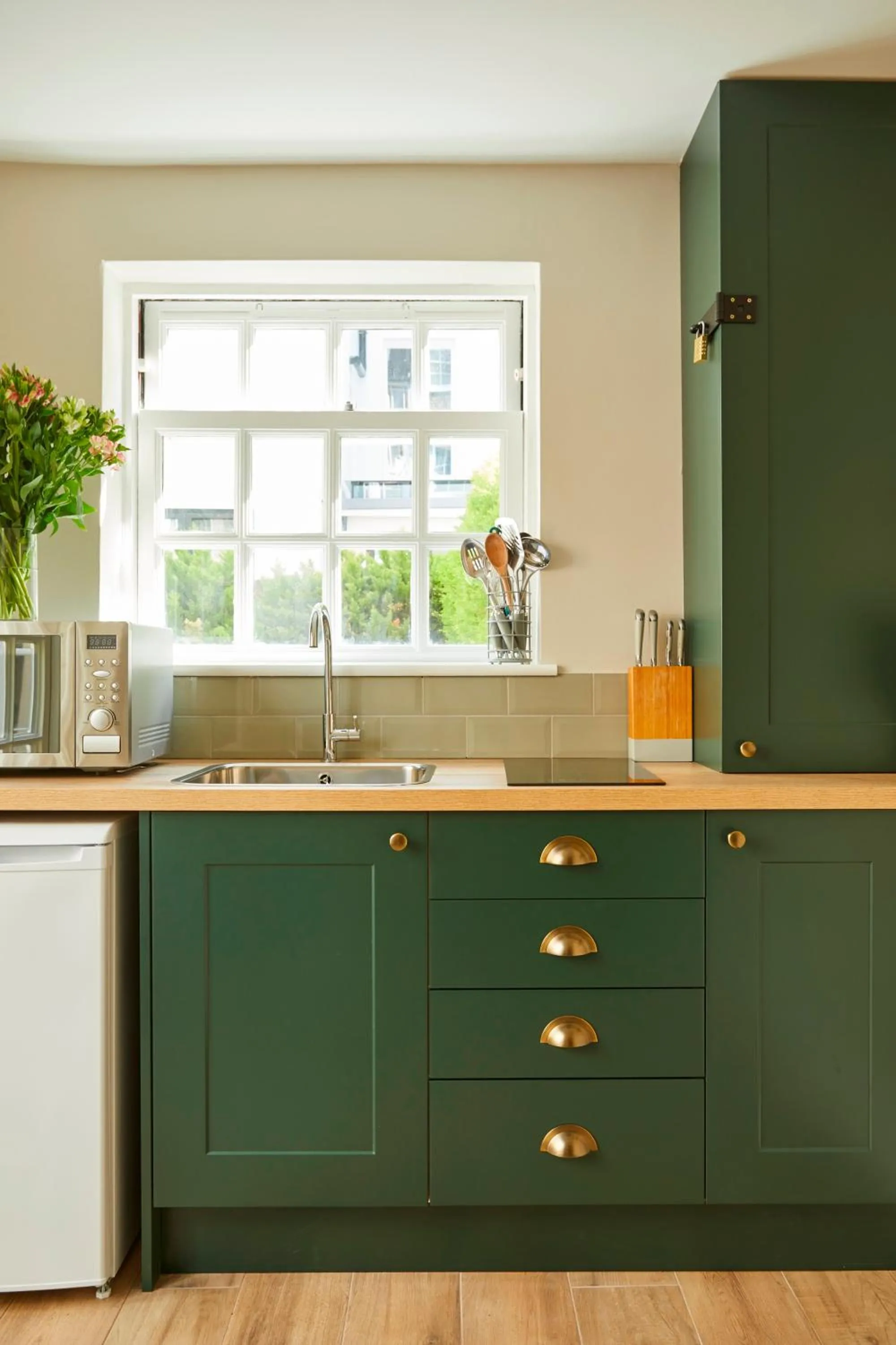 Kitchen or kitchenette in Georgian House Hotel