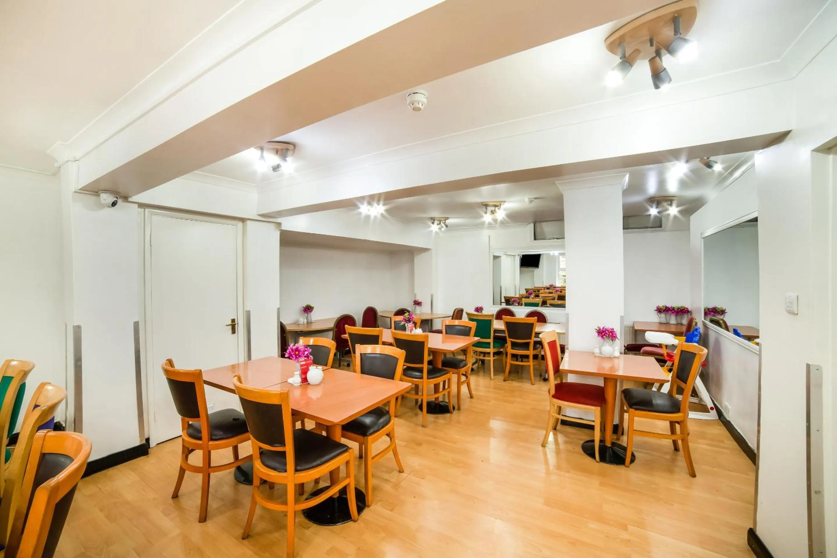 Restaurant/places to eat in OYO Townhouse New England, London Victoria