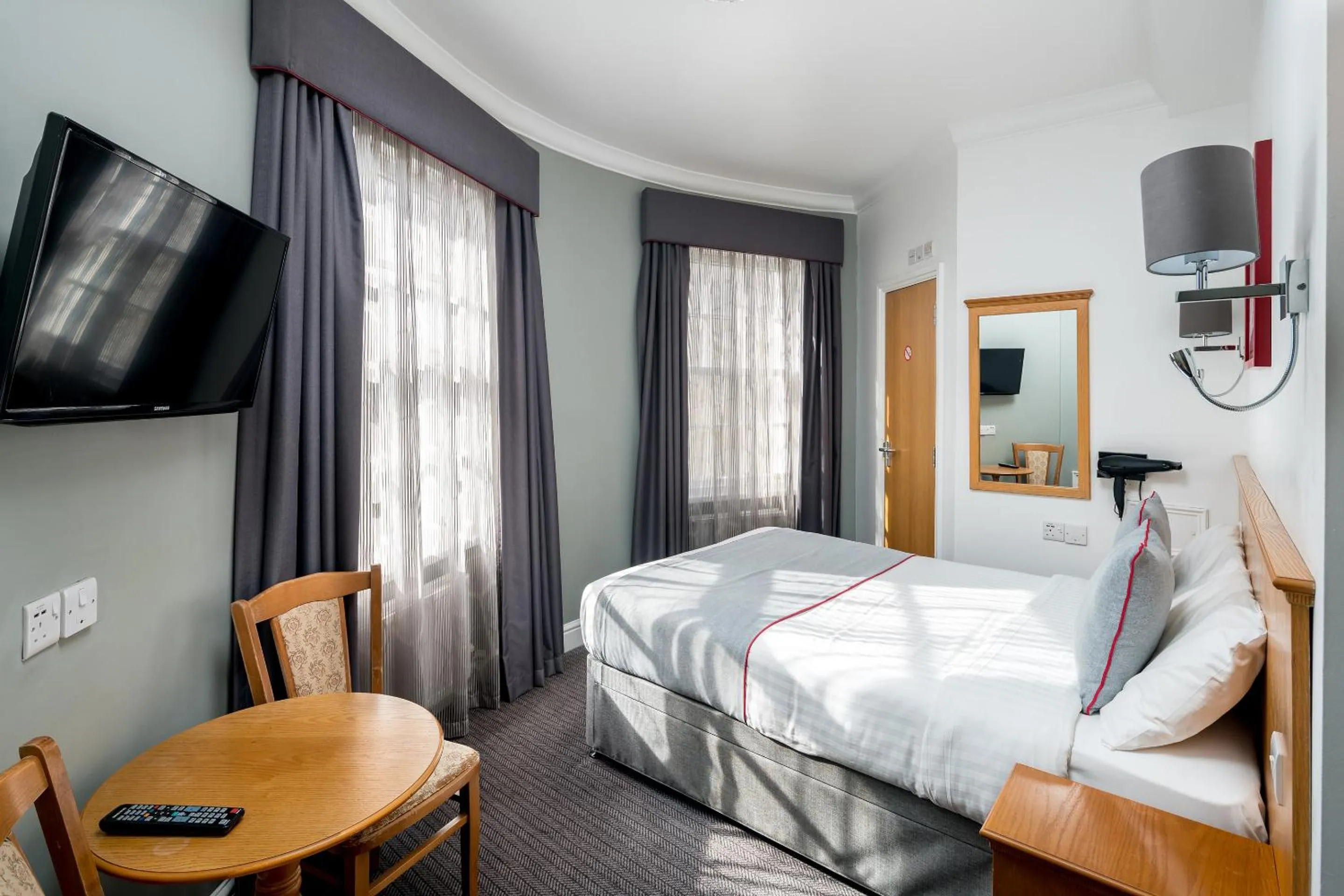 Bedroom, Bed in OYO Townhouse New England, London Victoria