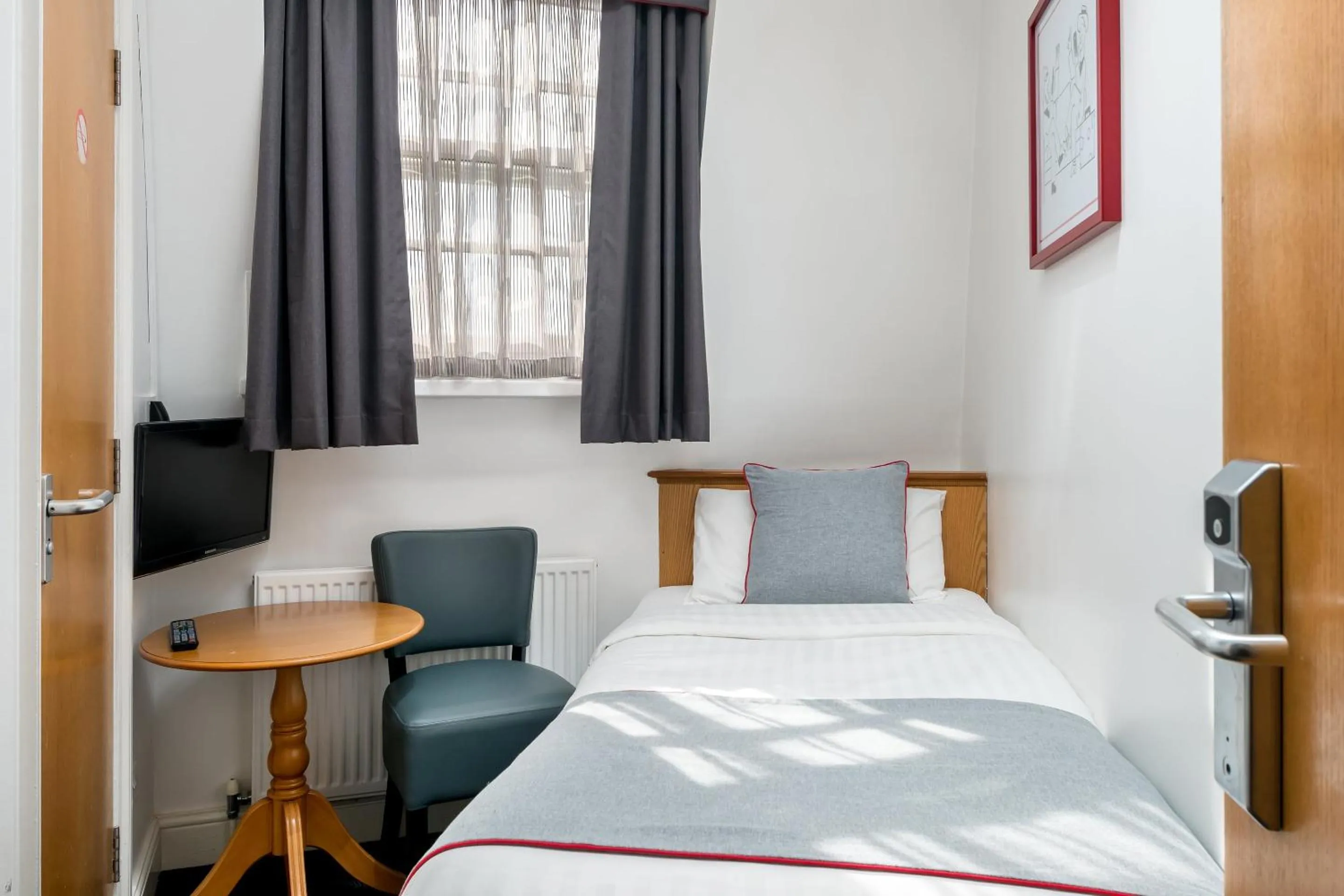 Bedroom, Bed in OYO Townhouse New England, London Victoria