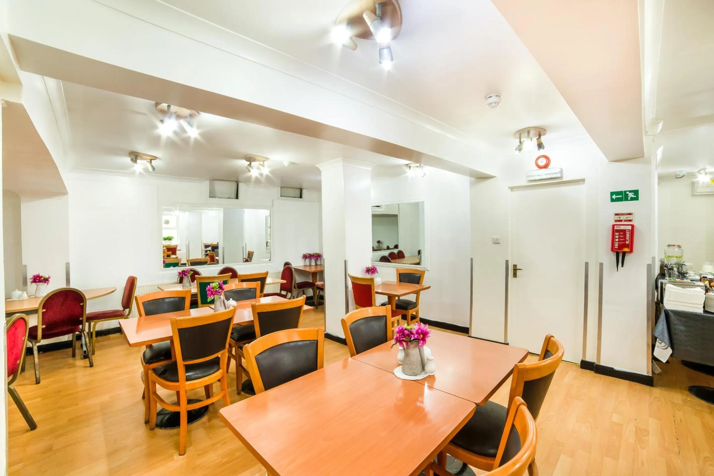 Restaurant/places to eat in OYO Townhouse New England, London Victoria