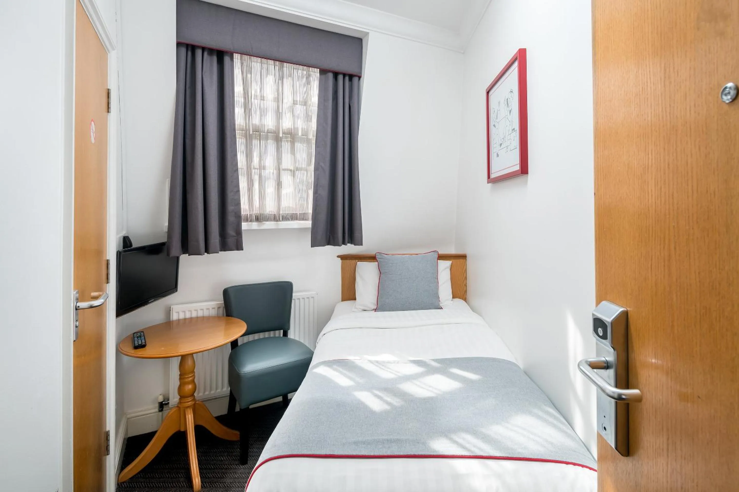 Bedroom, Bed in OYO Townhouse New England, London Victoria