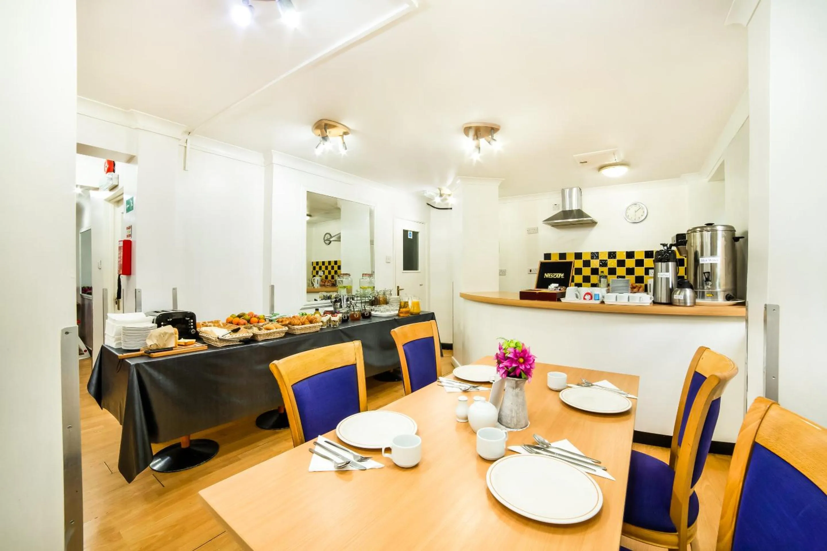 Restaurant/places to eat in OYO Townhouse New England, London Victoria