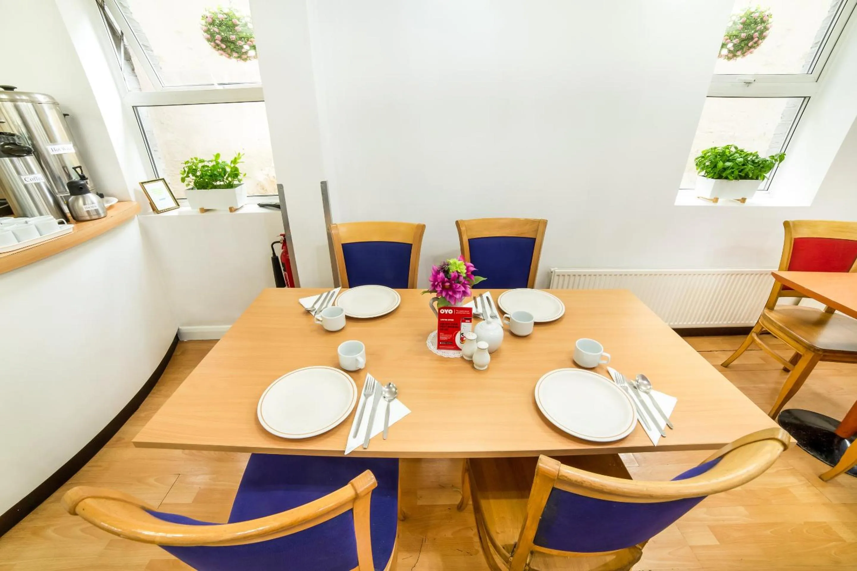 Restaurant/places to eat in OYO Townhouse New England, London Victoria