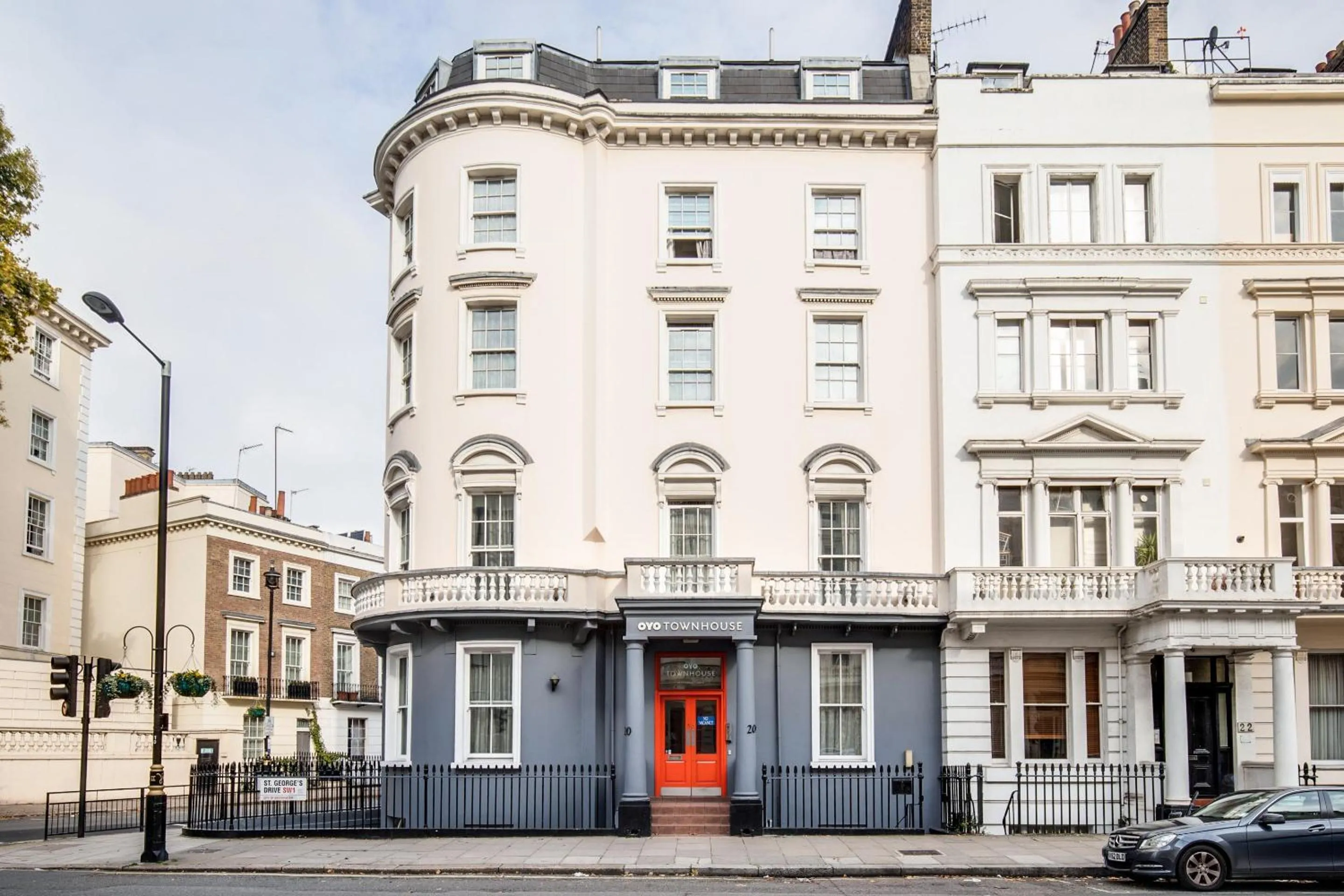 Facade/entrance in OYO Townhouse New England, London Victoria