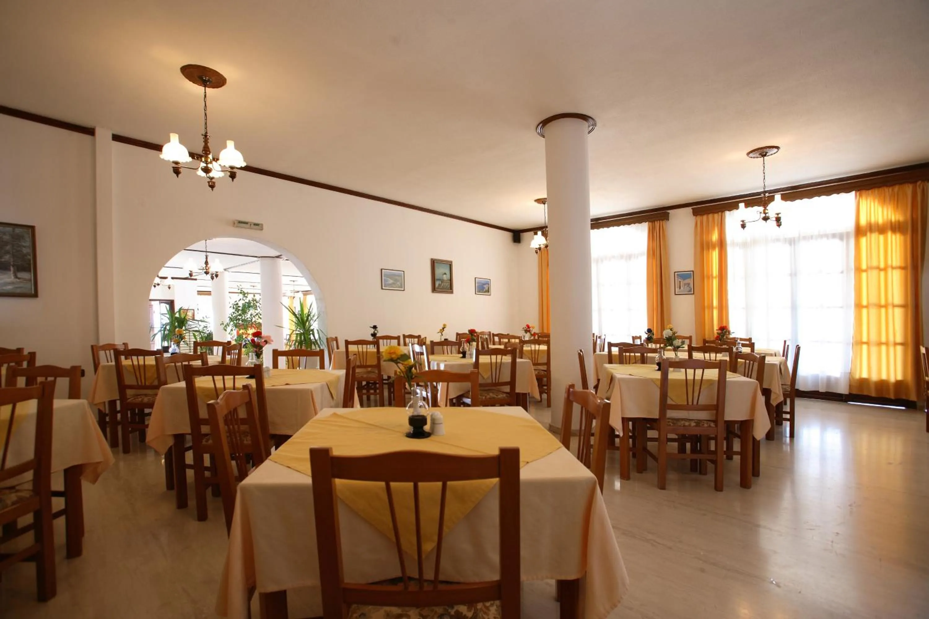 Restaurant/places to eat in Hotel Paradise