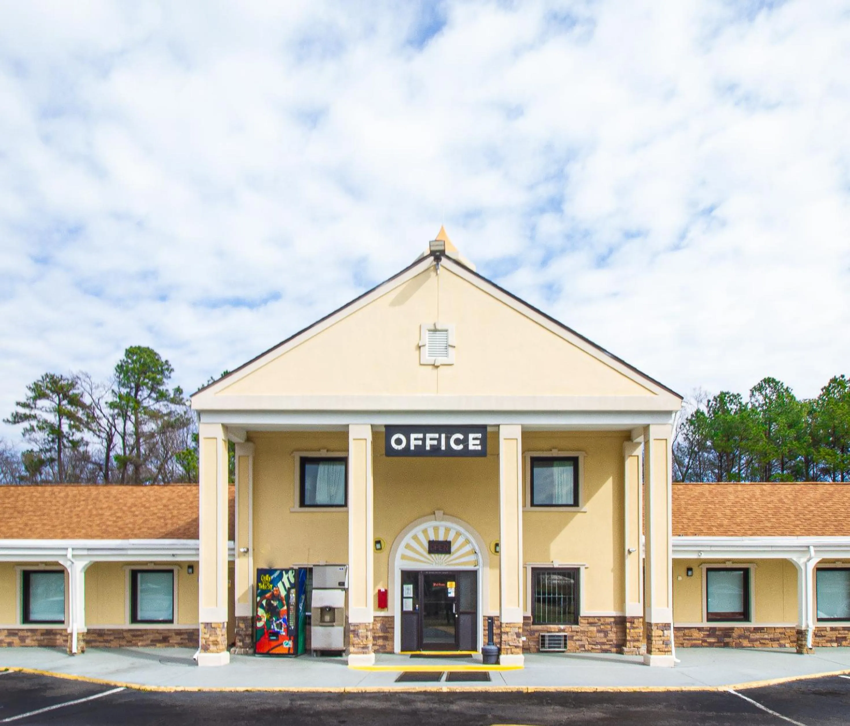 Property building in Whitehouse Motel Richmond South