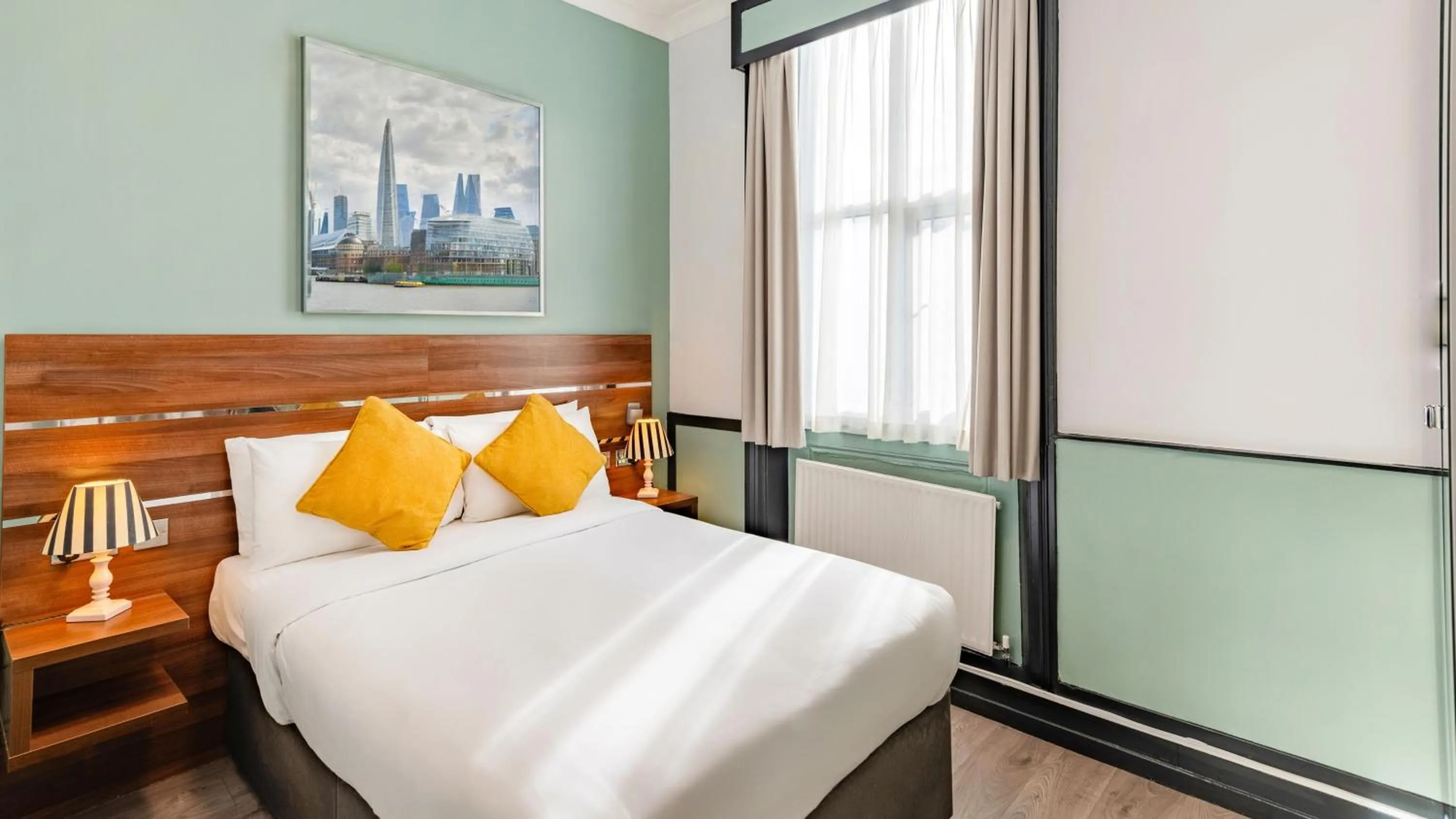 Bedroom, Bed in Huttons Hotel, Victoria London