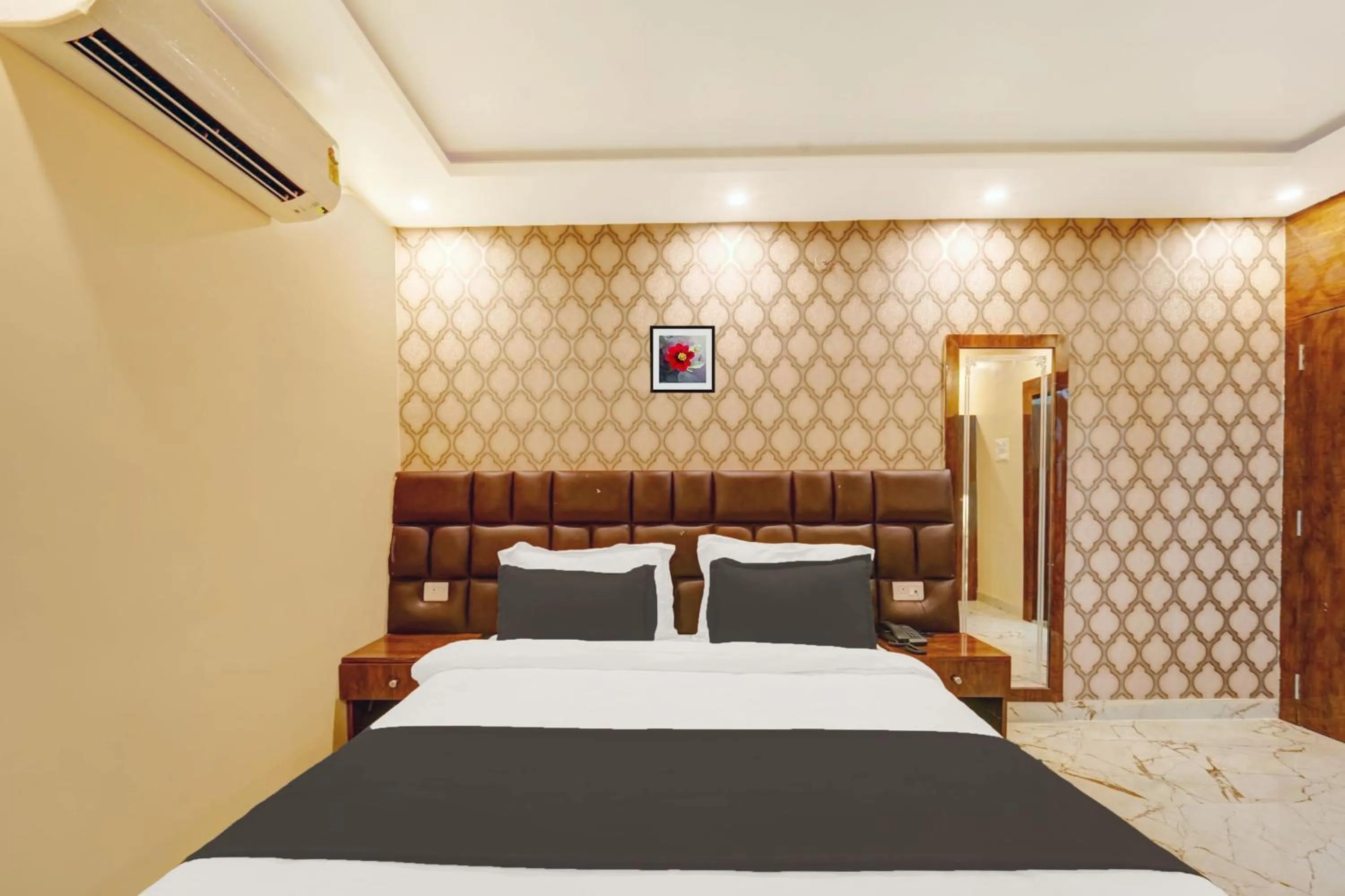 Bedroom, Bed in Super Townhouse OAK The Dev Regency