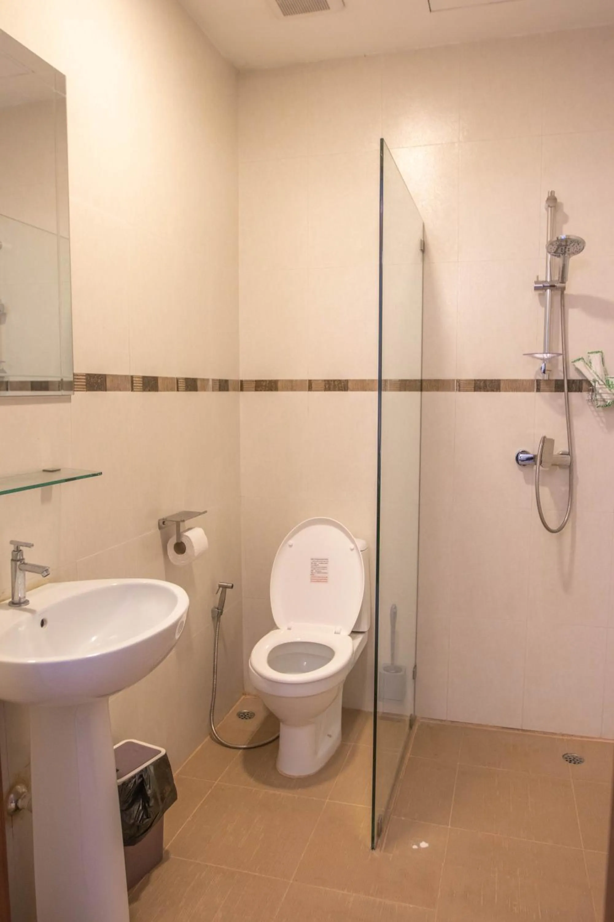 Shower in Maiiam Guesthouse Patong