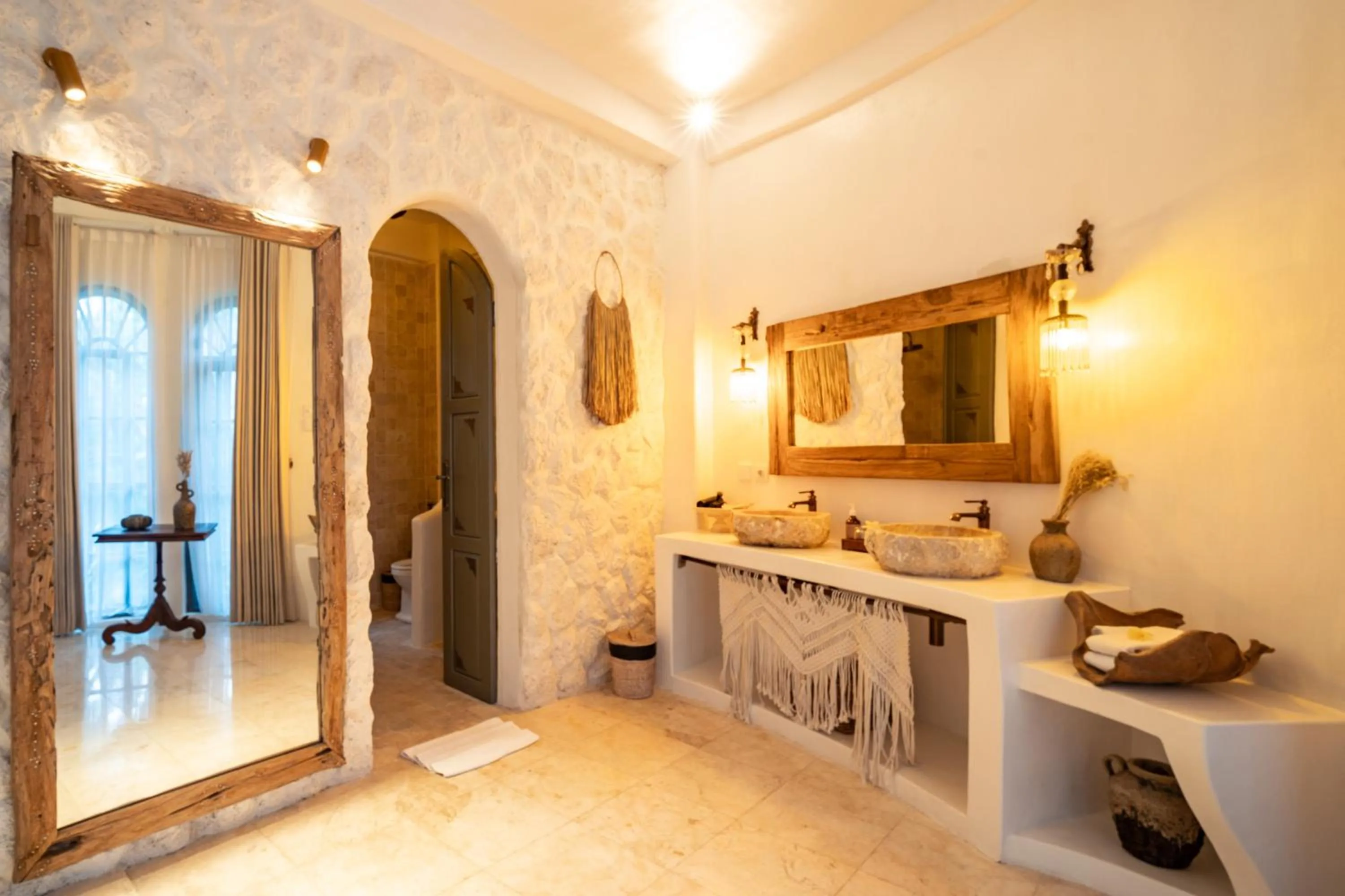 wardrobe in La Santa Rosa