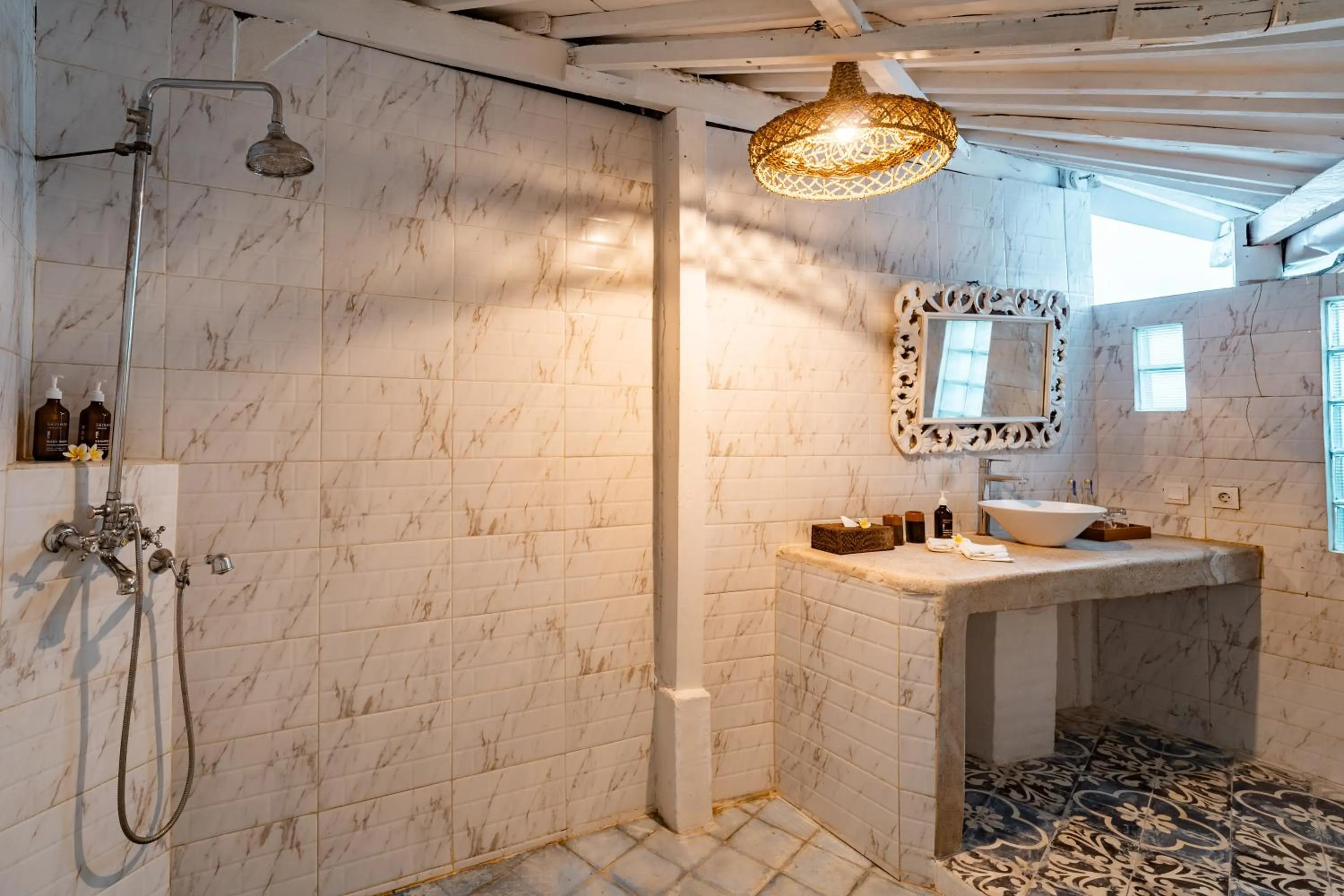 Shower in La Santa Rosa