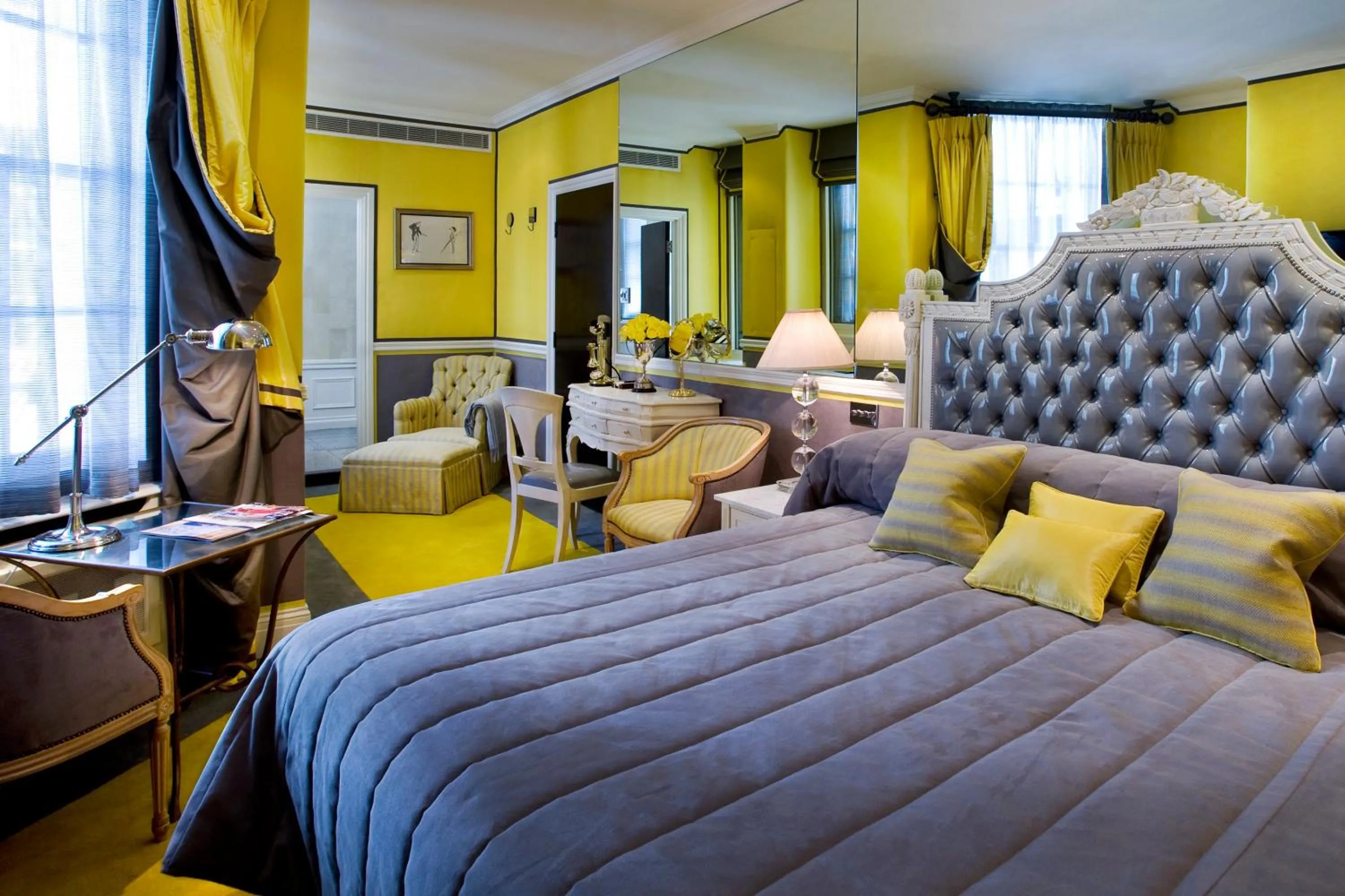 Photo of the whole room, Bed in Rubens At The Palace