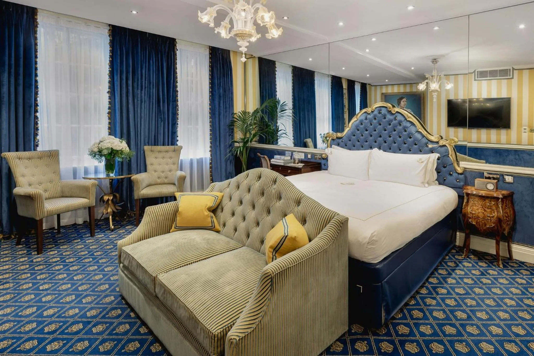 Bedroom, Bed in Rubens At The Palace