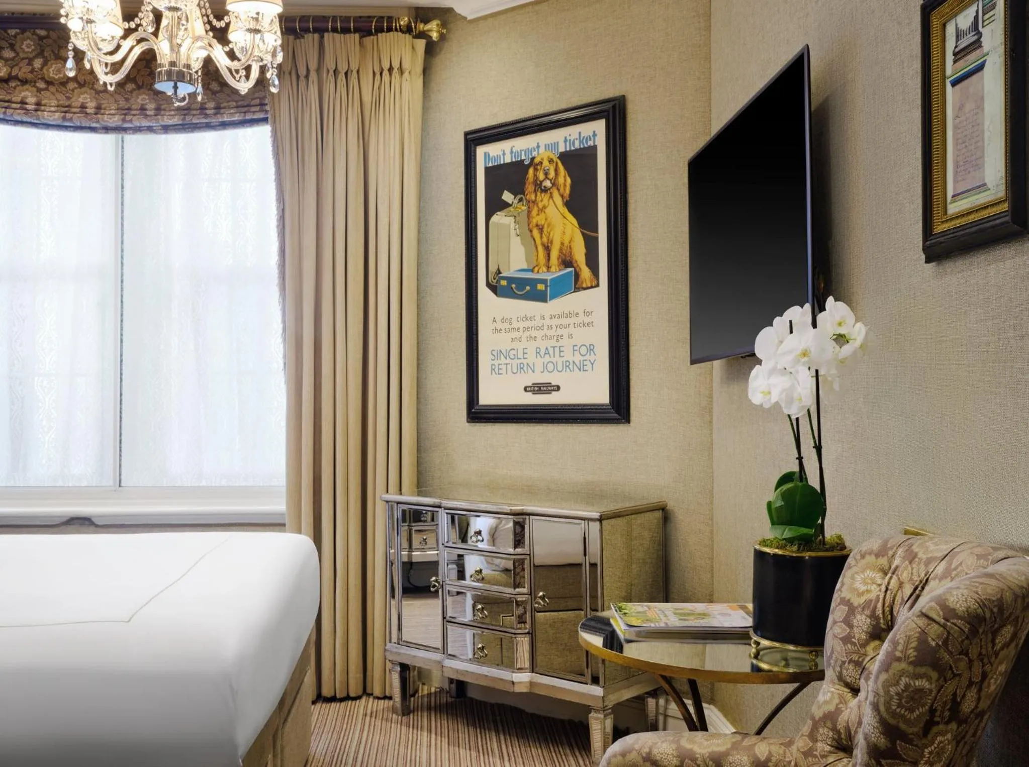 Photo of the whole room, Bed in Rubens At The Palace