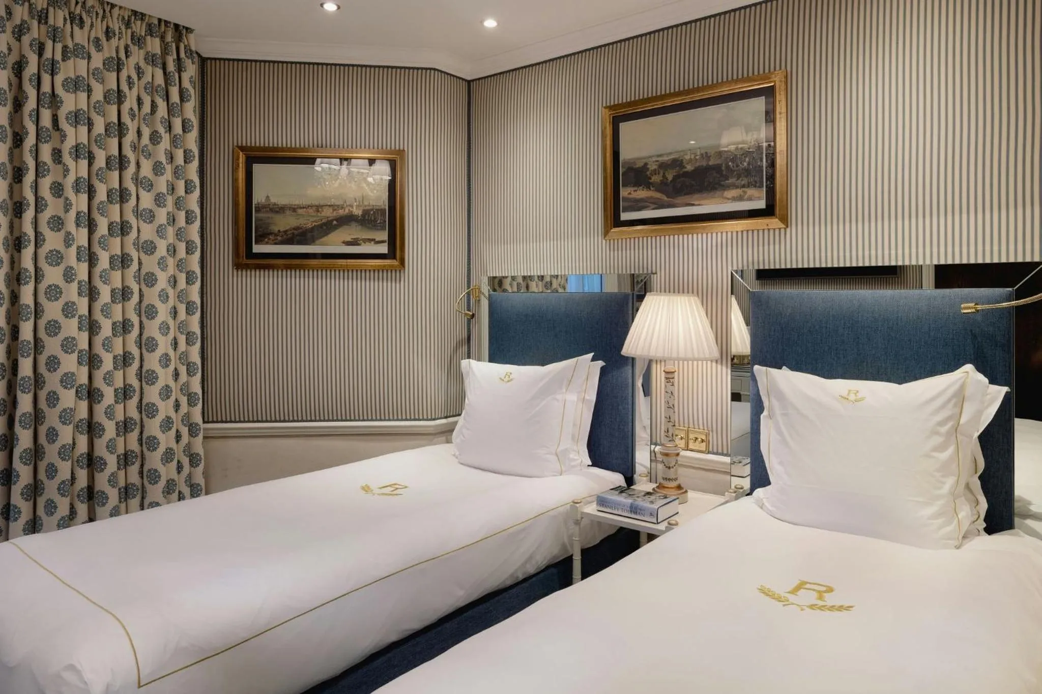 Photo of the whole room, Bed in Rubens At The Palace