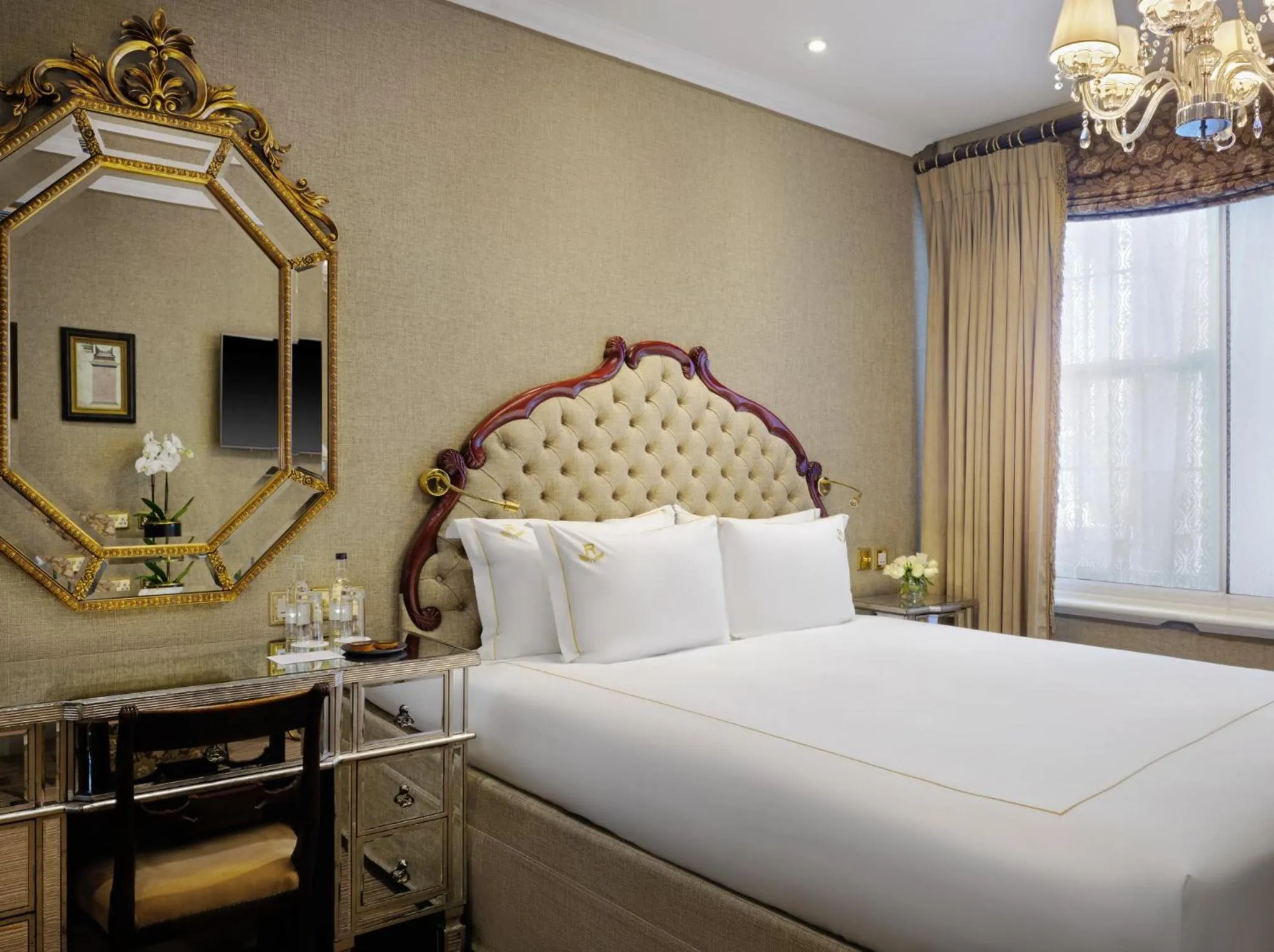 Photo of the whole room, Bed in Rubens At The Palace