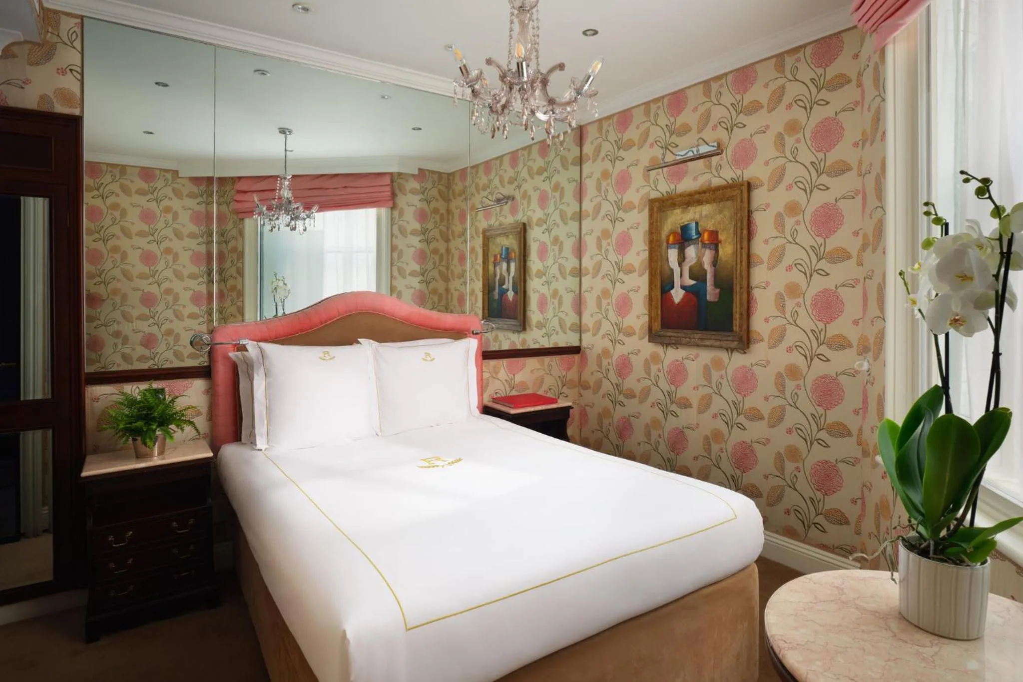 Bedroom, Bed in Rubens At The Palace