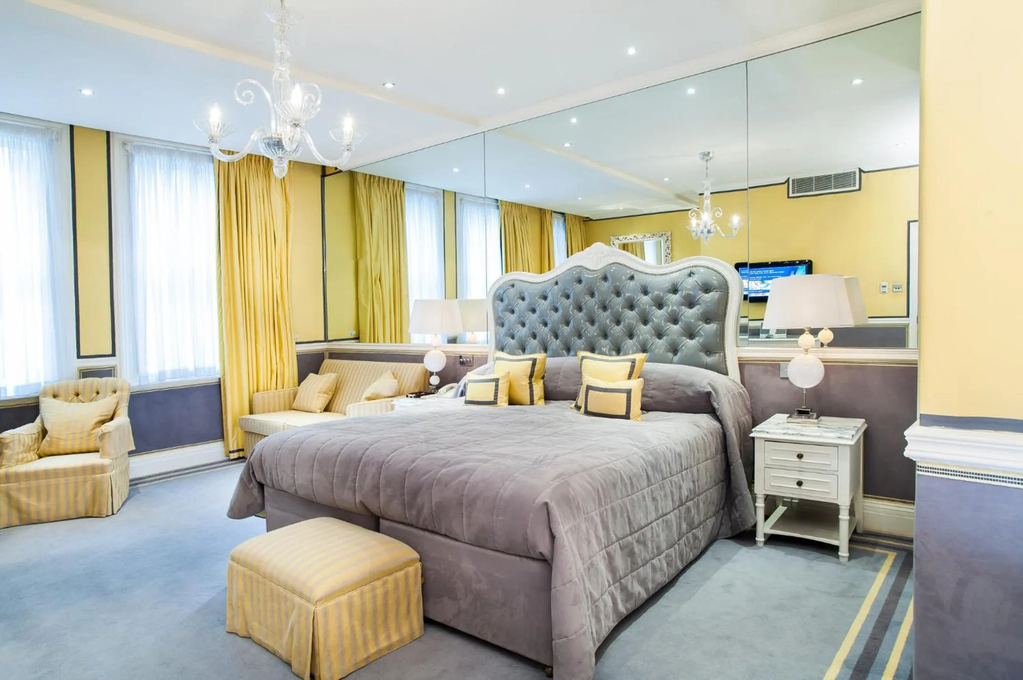 Photo of the whole room, Bed in Rubens At The Palace