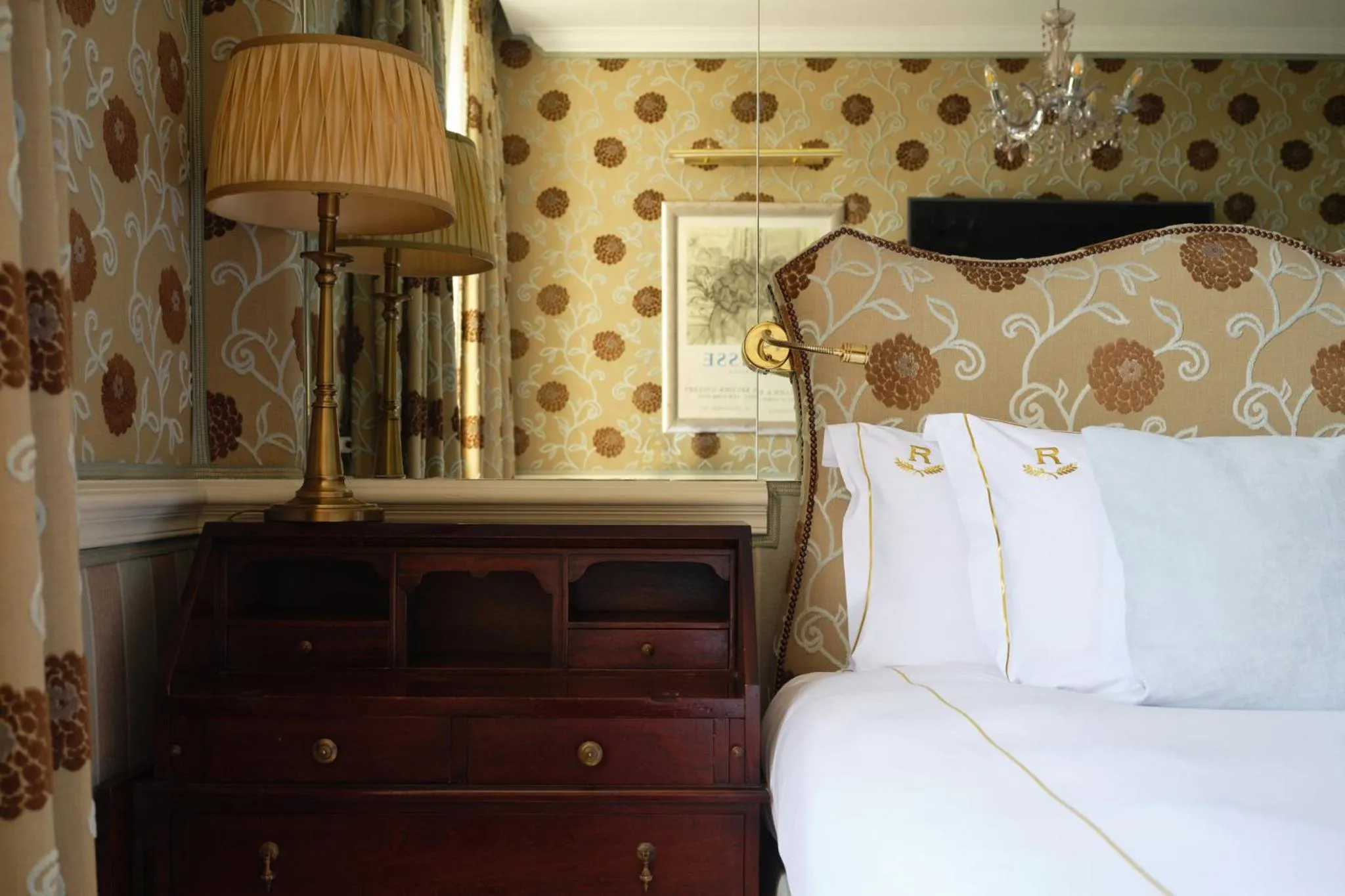 Photo of the whole room, Bed in Rubens At The Palace