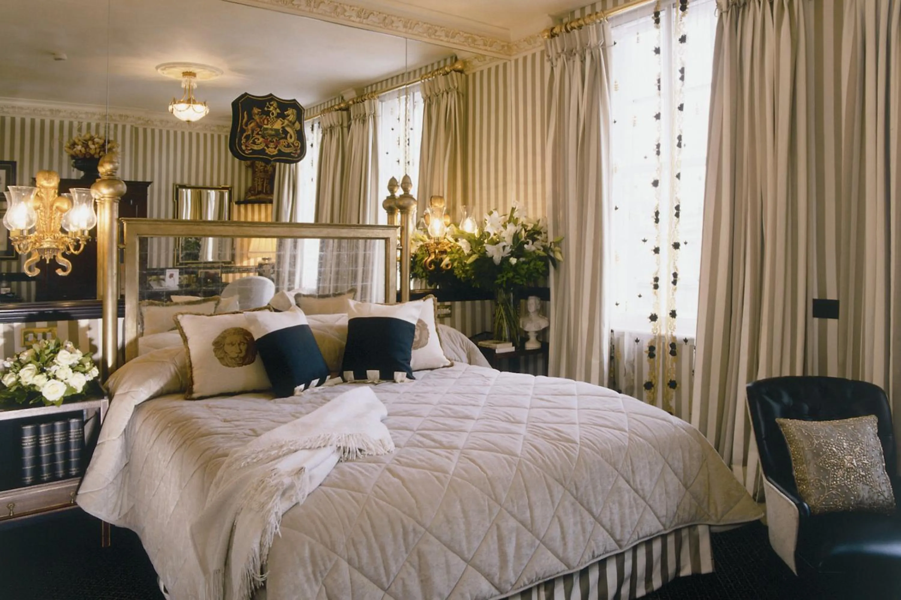 Photo of the whole room, Bed in Rubens At The Palace