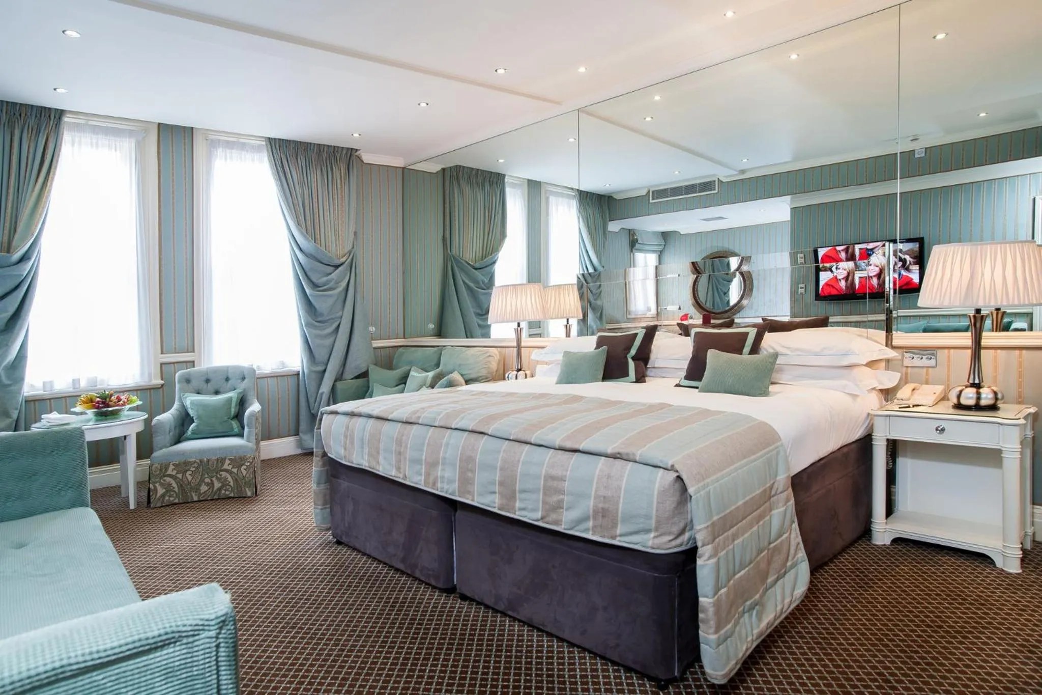 Photo of the whole room, Bed in Rubens At The Palace