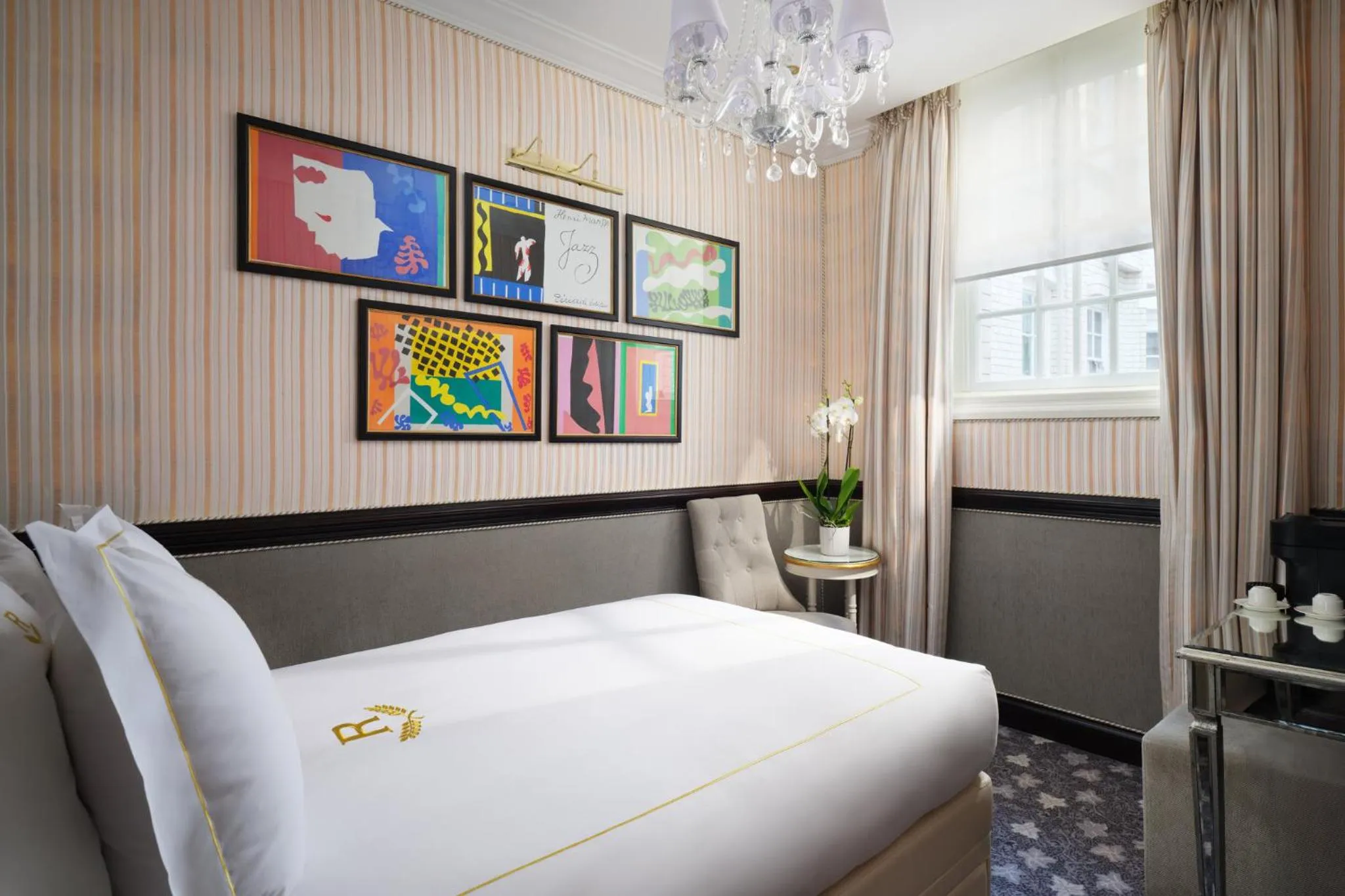 Photo of the whole room, Bed in Rubens At The Palace