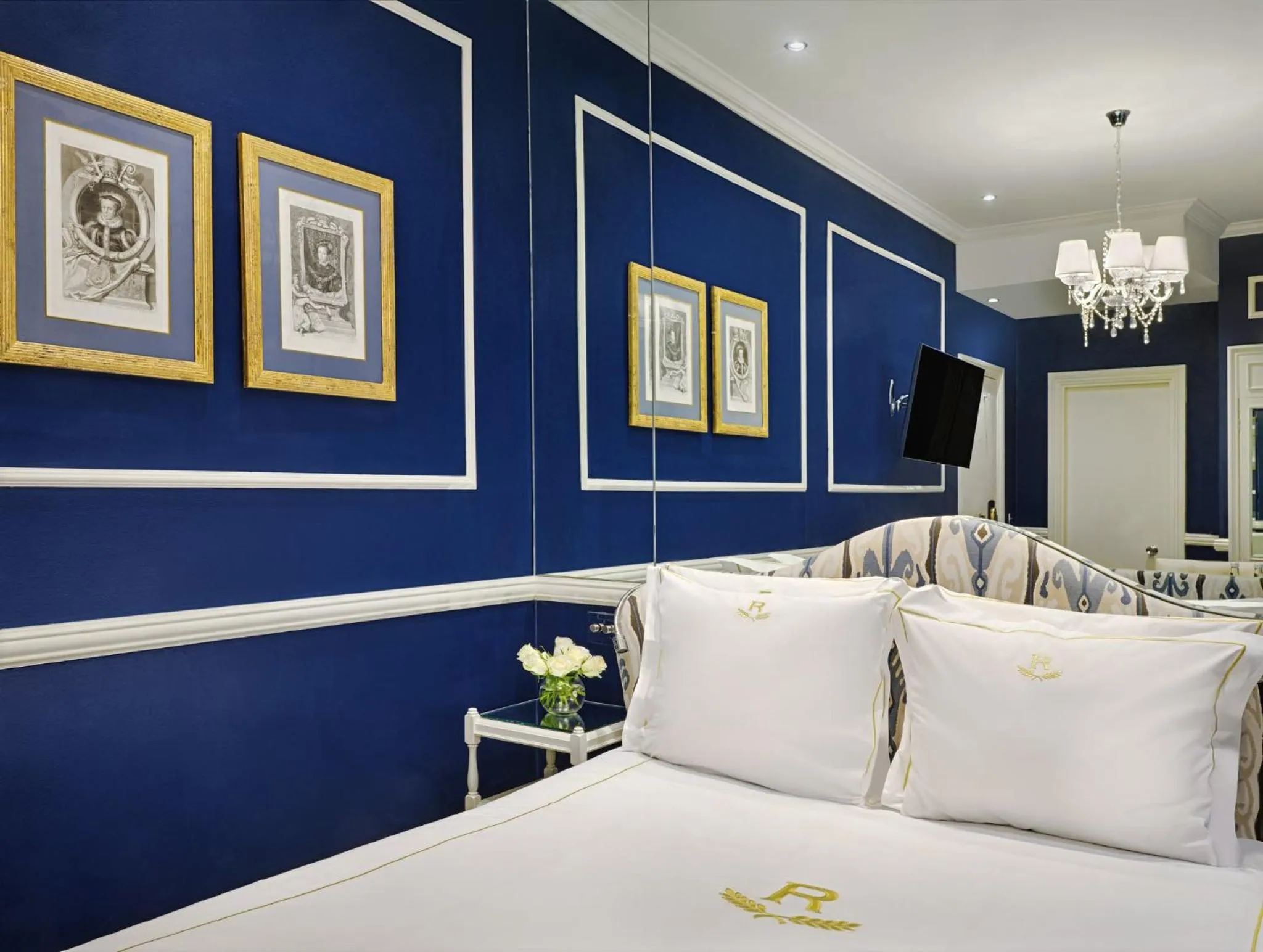 Photo of the whole room, Bed in Rubens At The Palace