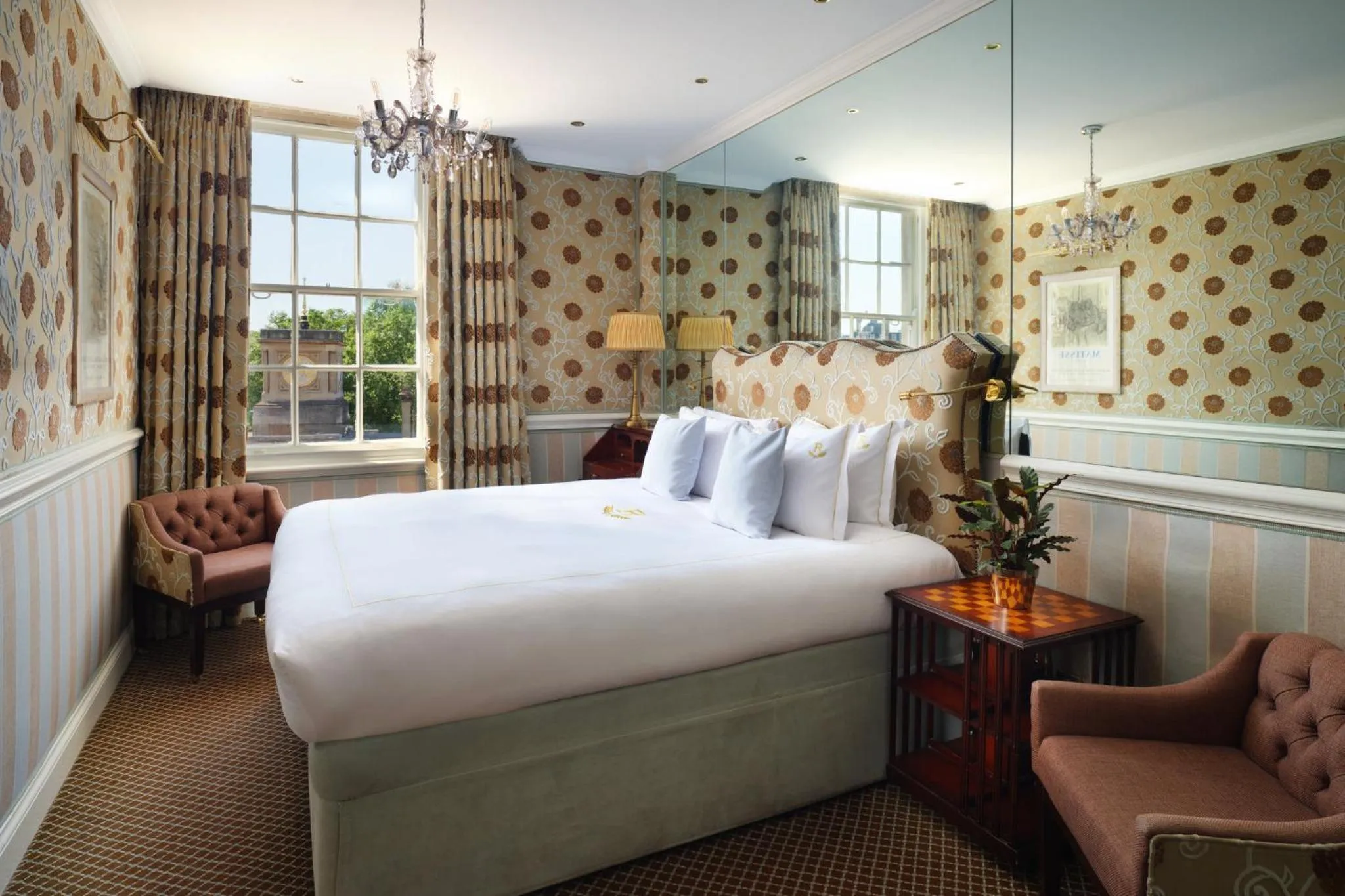 Photo of the whole room, Bed in Rubens At The Palace